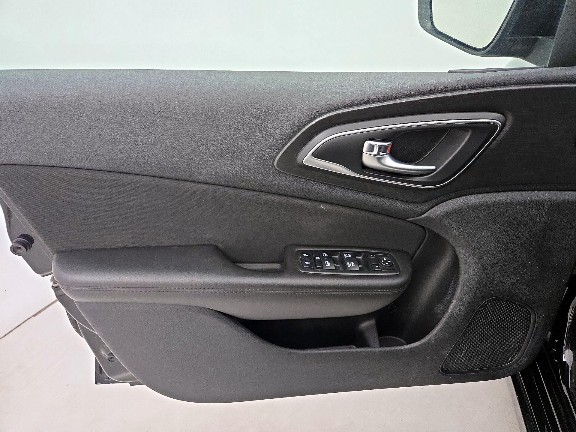 Thumbnail: 2015 Chrysler 200 - 12