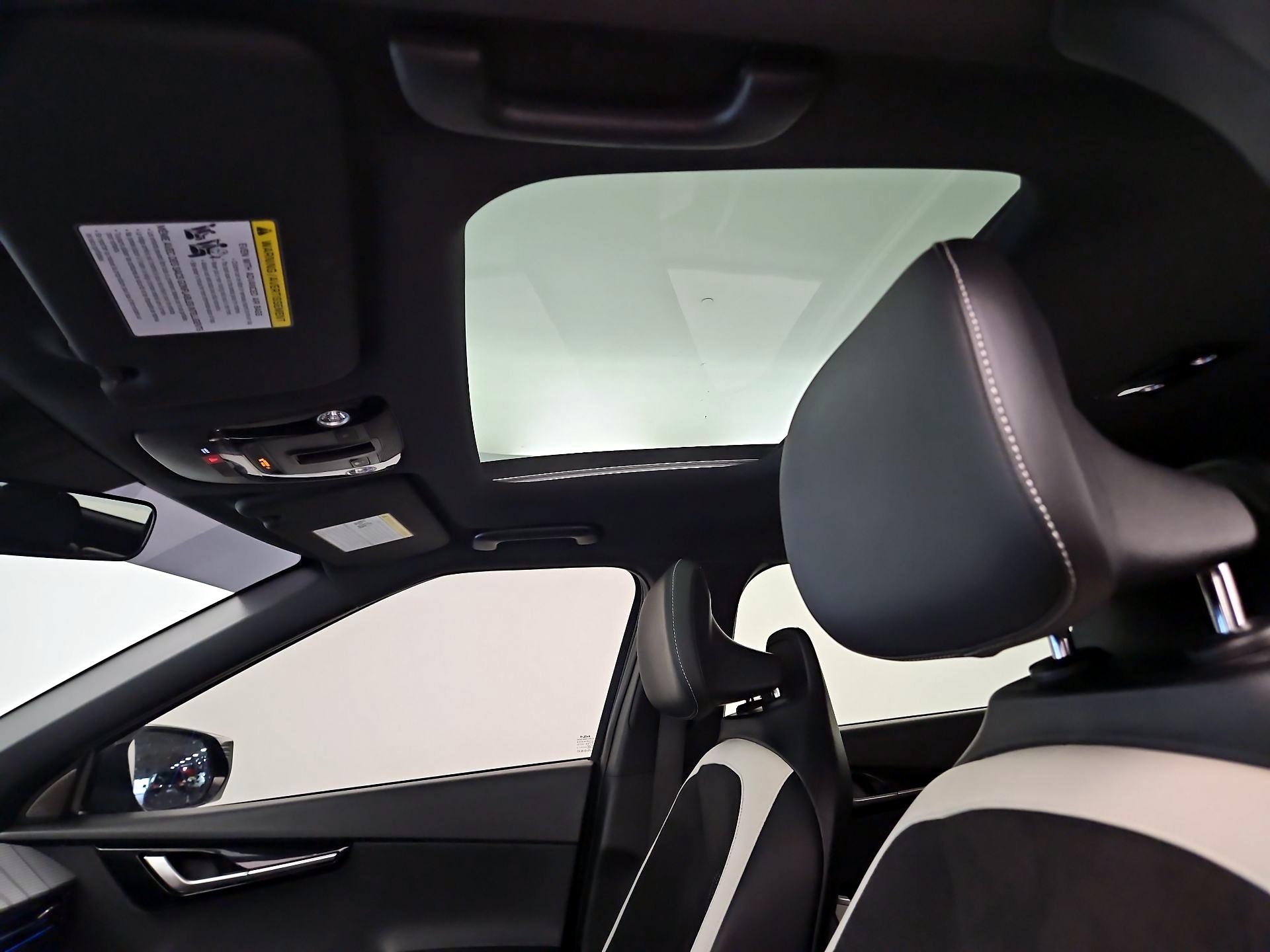 Thumbnail: 2022 Kia EV6 - 20