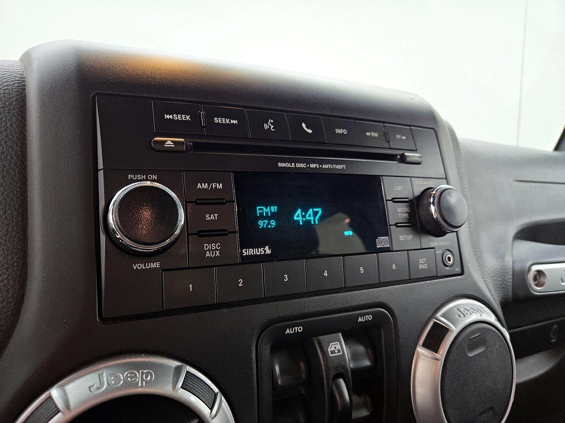 Thumbnail: 2015 Jeep Wrangler - 14