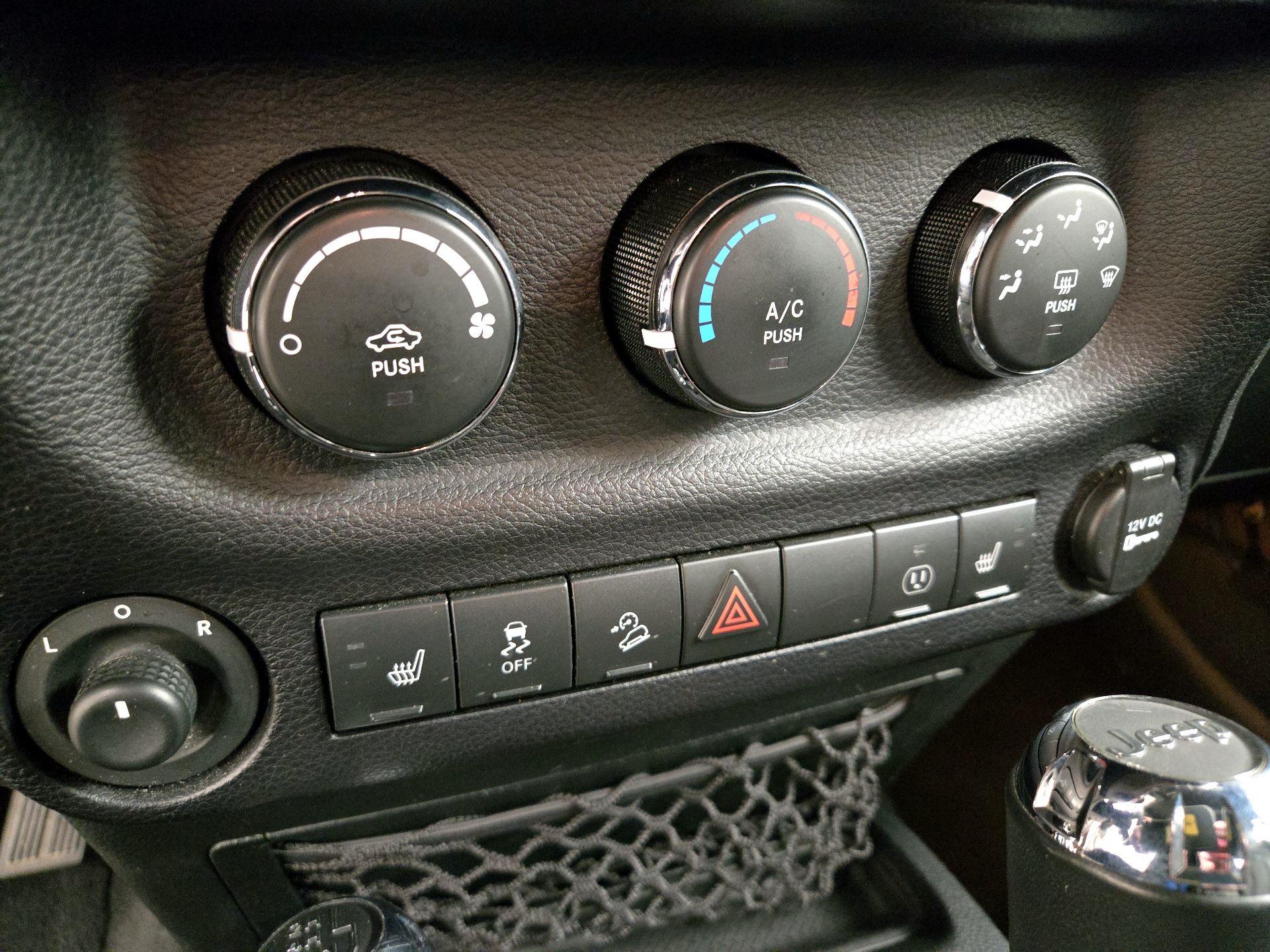 Thumbnail: 2015 Jeep Wrangler - 15