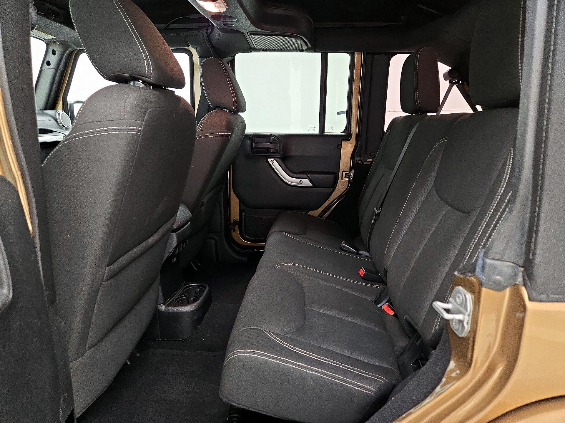 Thumbnail: 2015 Jeep Wrangler - 18