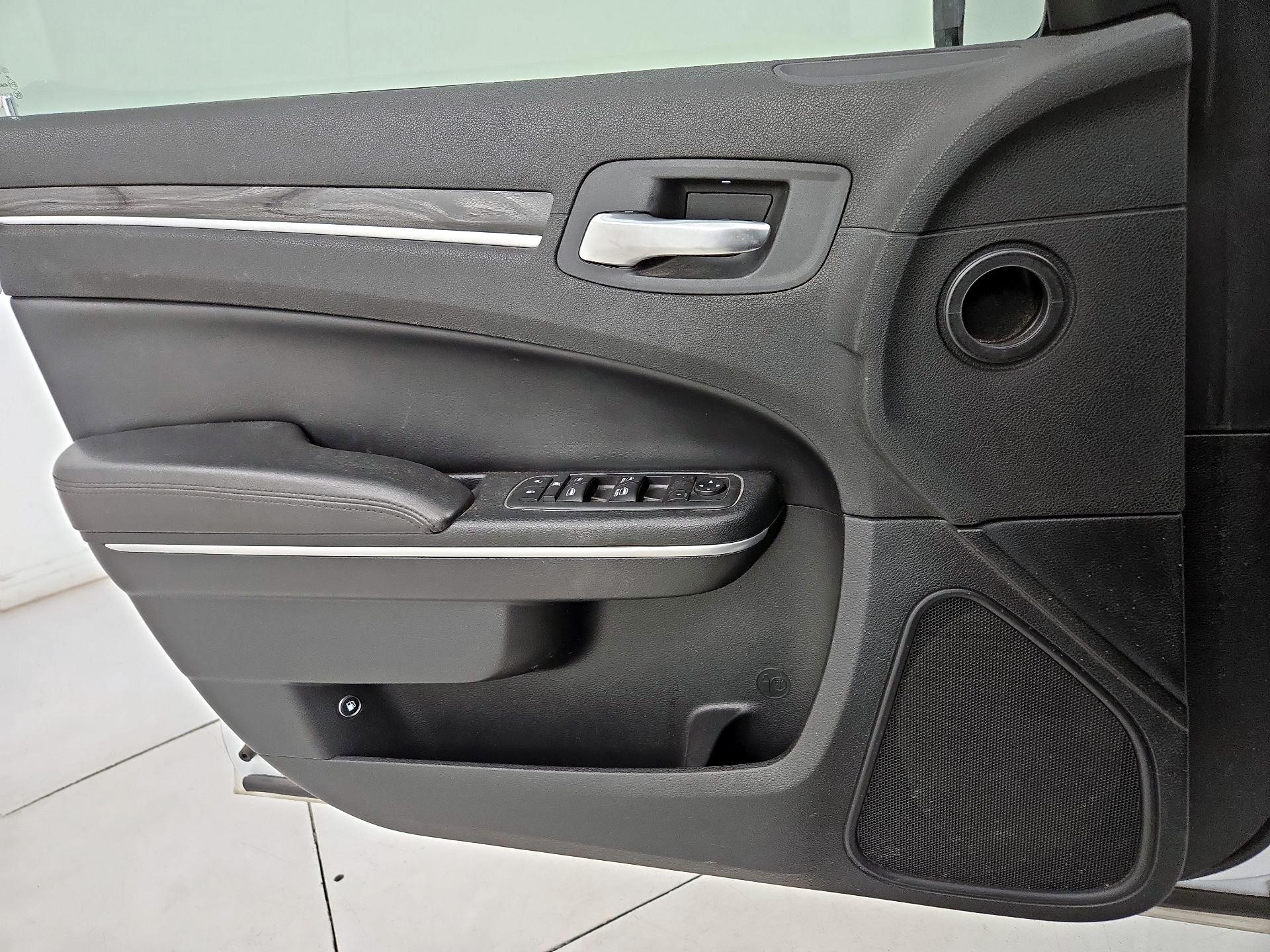 Thumbnail: 2019 Chrysler 300 - 12