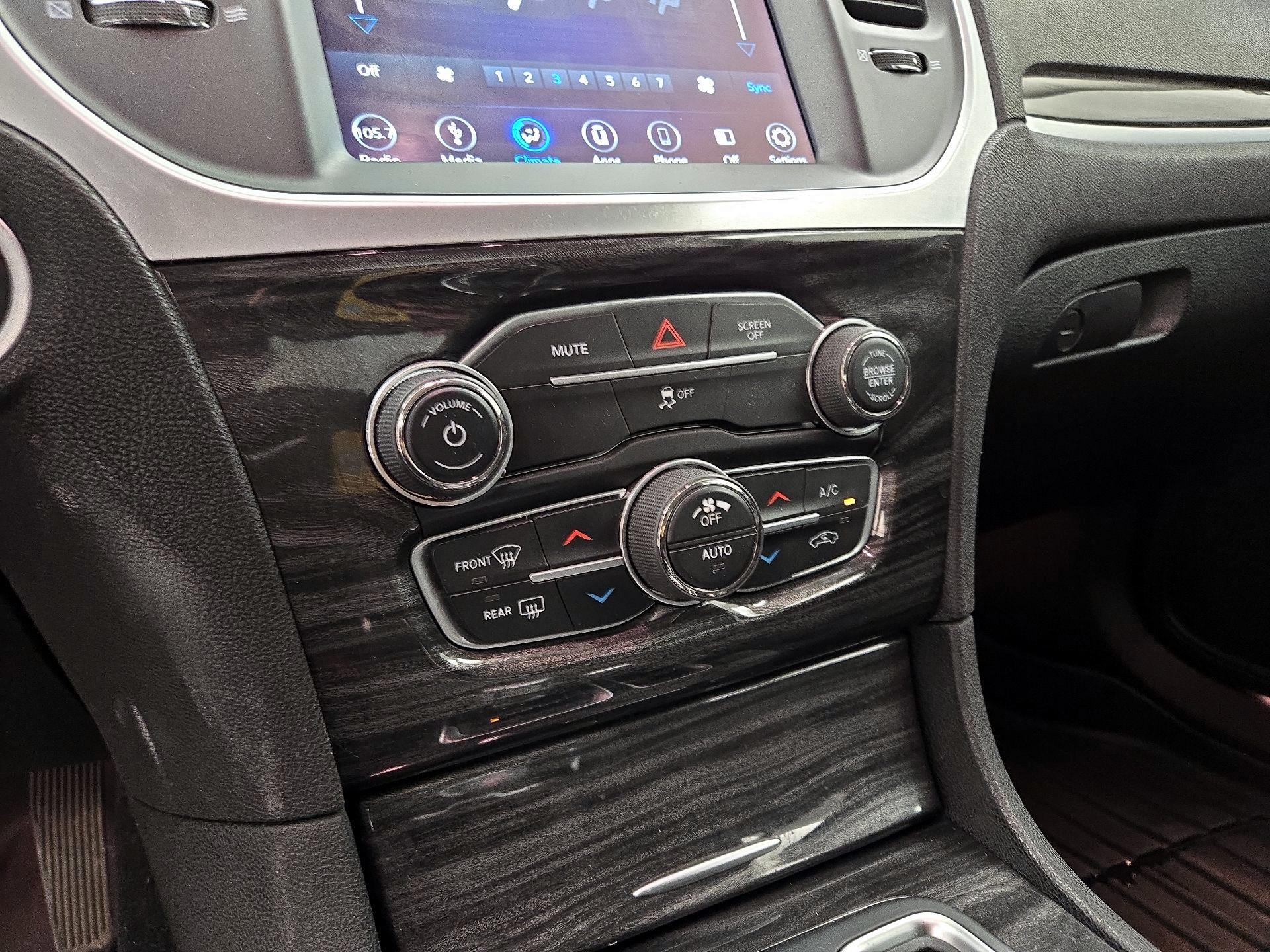 Thumbnail: 2019 Chrysler 300 - 16