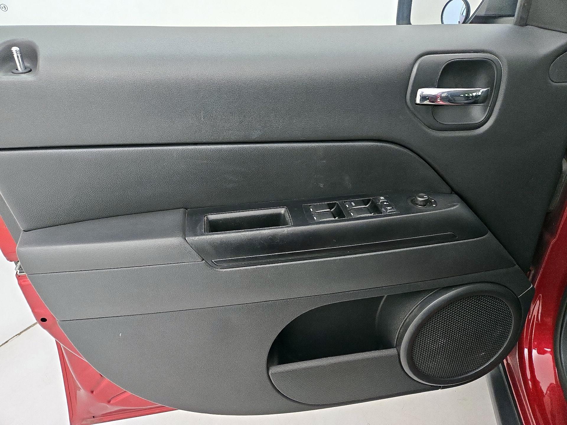 Thumbnail: 2015 Jeep Patriot - 12