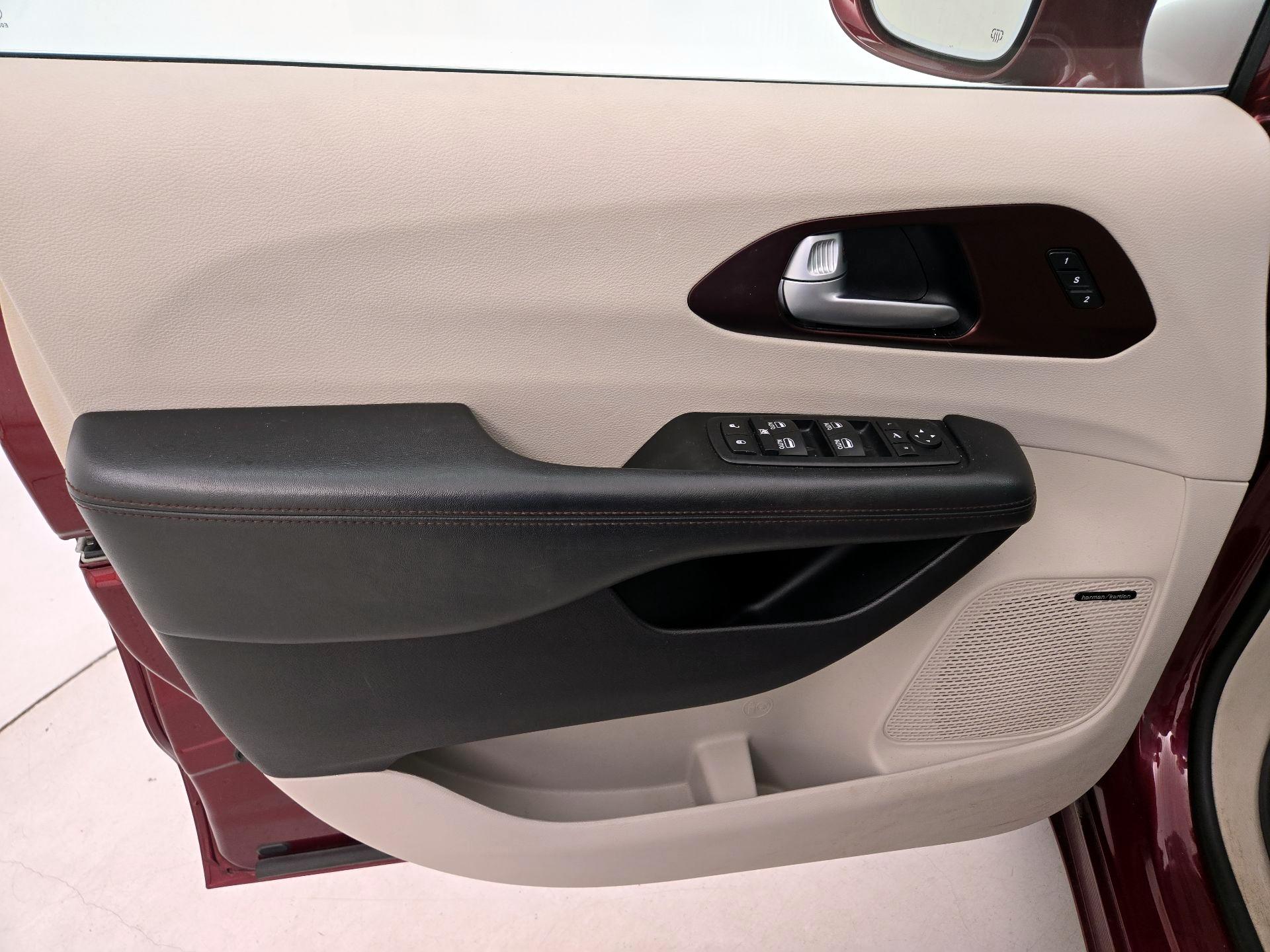 Thumbnail: 2017 Chrysler Pacifica - 12