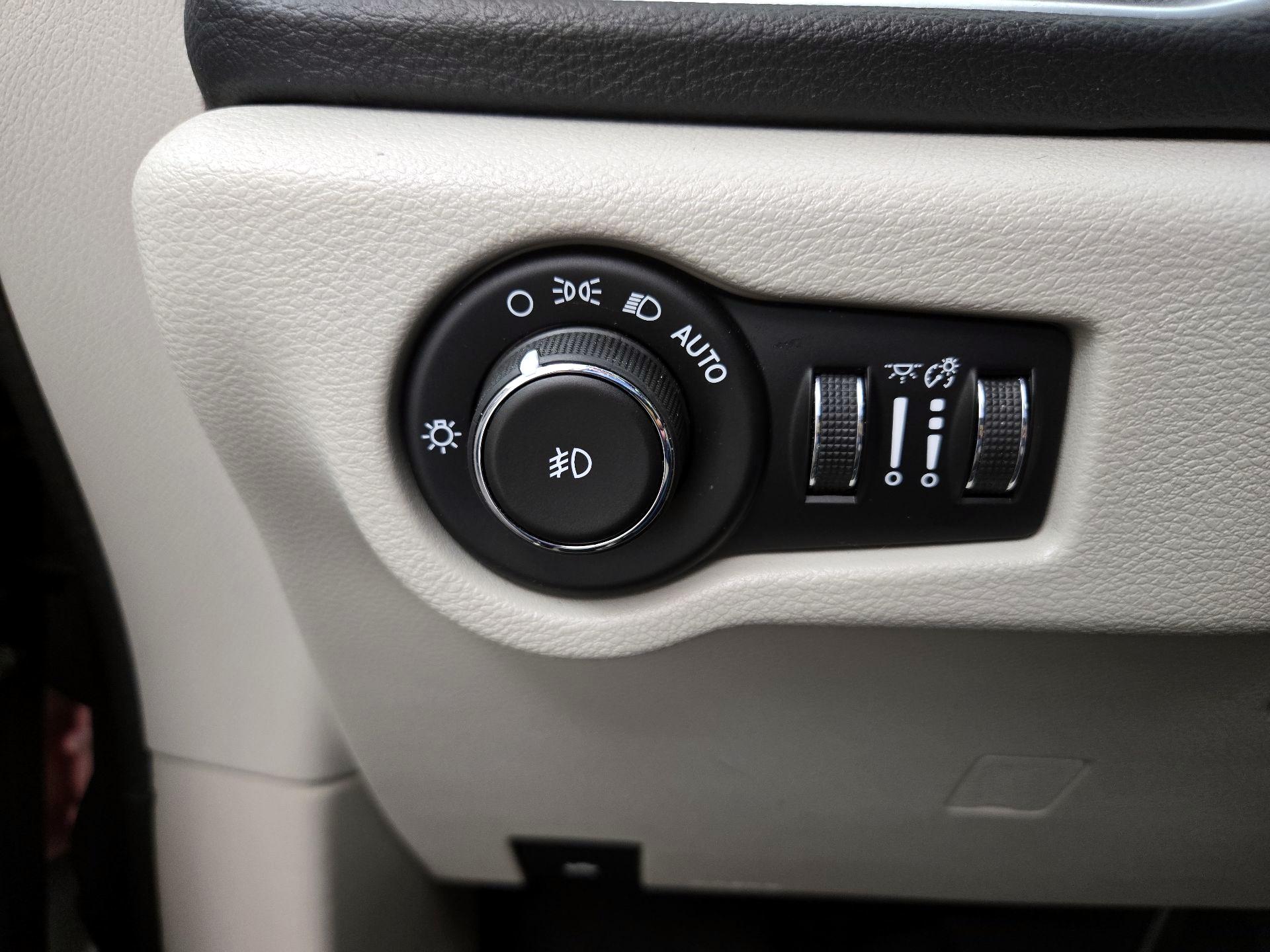 Thumbnail: 2017 Chrysler Pacifica - 13