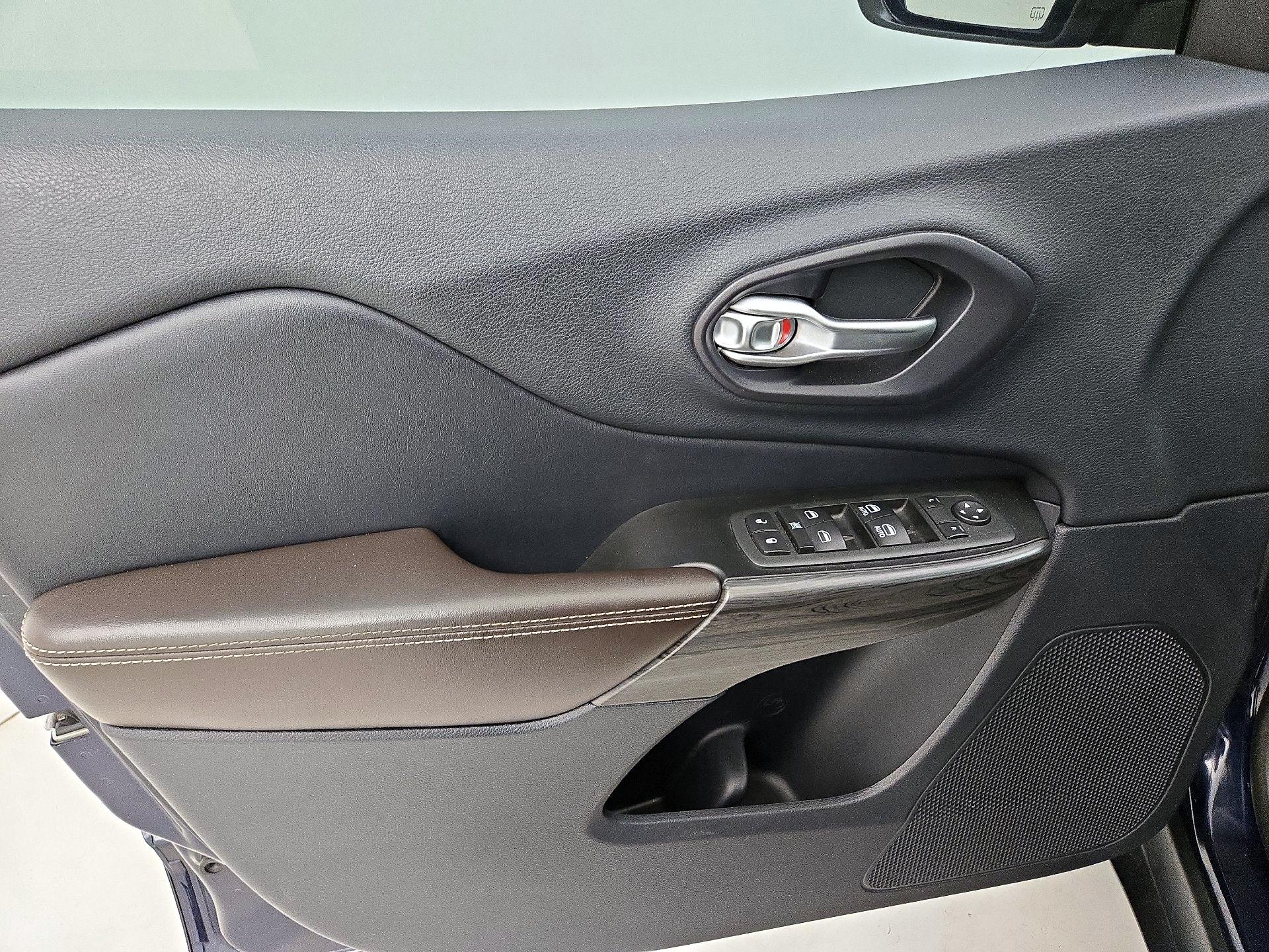 Thumbnail: 2015 Jeep Cherokee - 12