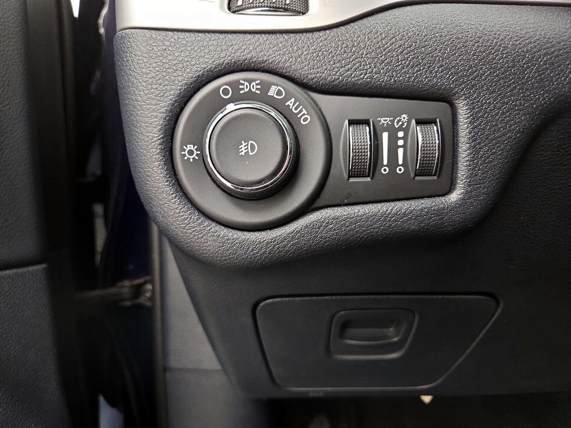 Thumbnail: 2015 Jeep Cherokee - 13