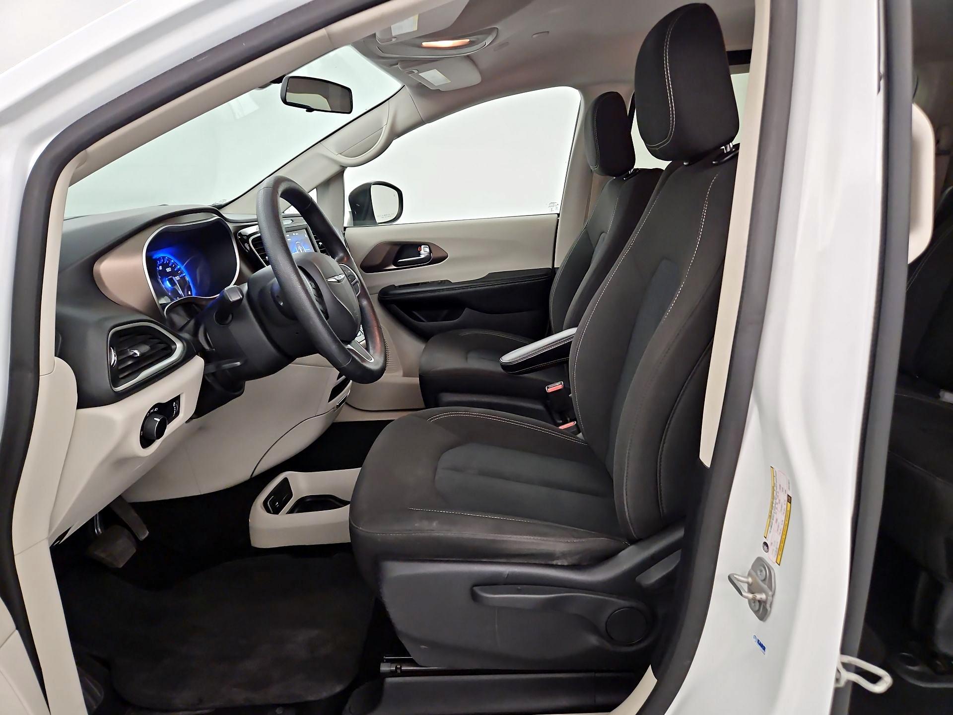Thumbnail: 2020 Chrysler Voyager - 9