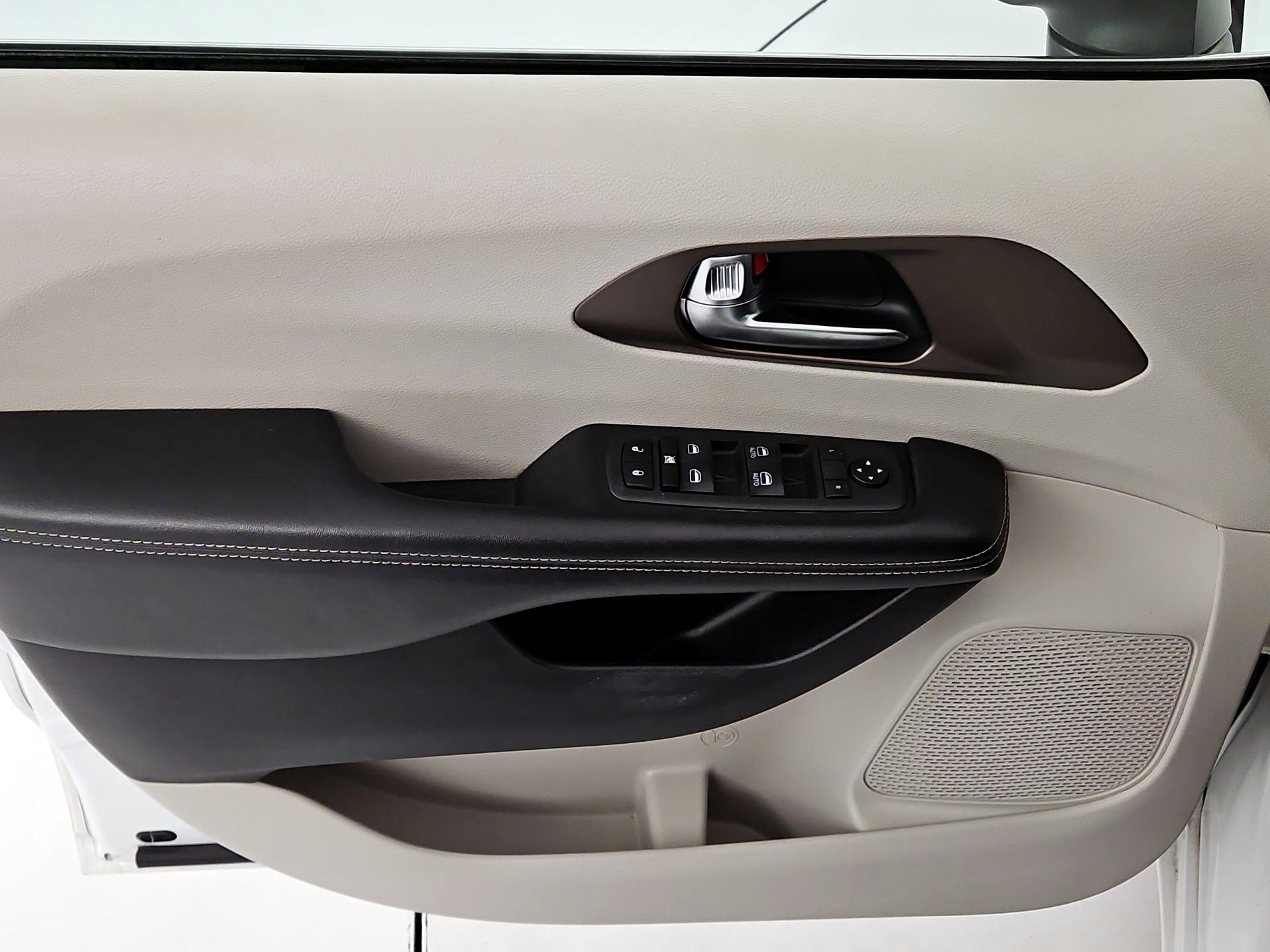 Thumbnail: 2020 Chrysler Voyager - 10