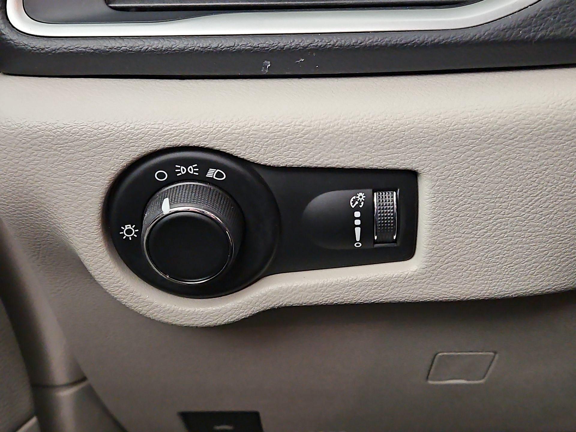 Thumbnail: 2020 Chrysler Voyager - 11