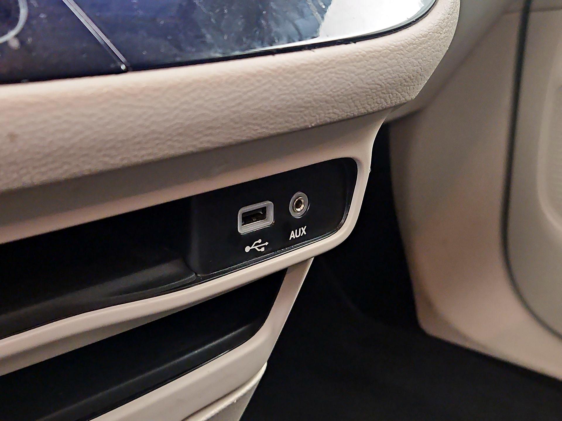 Thumbnail: 2020 Chrysler Voyager - 16