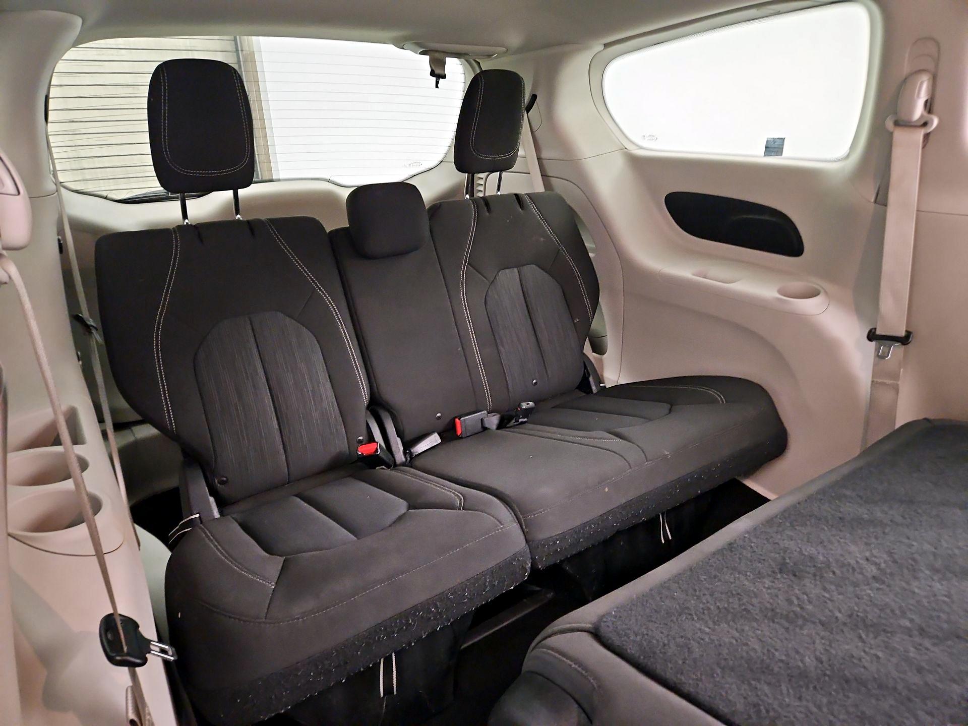 Thumbnail: 2020 Chrysler Voyager - 18