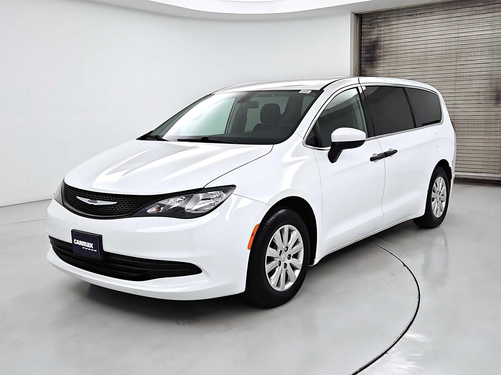 Thumbnail: 2020 Chrysler Voyager - 3
