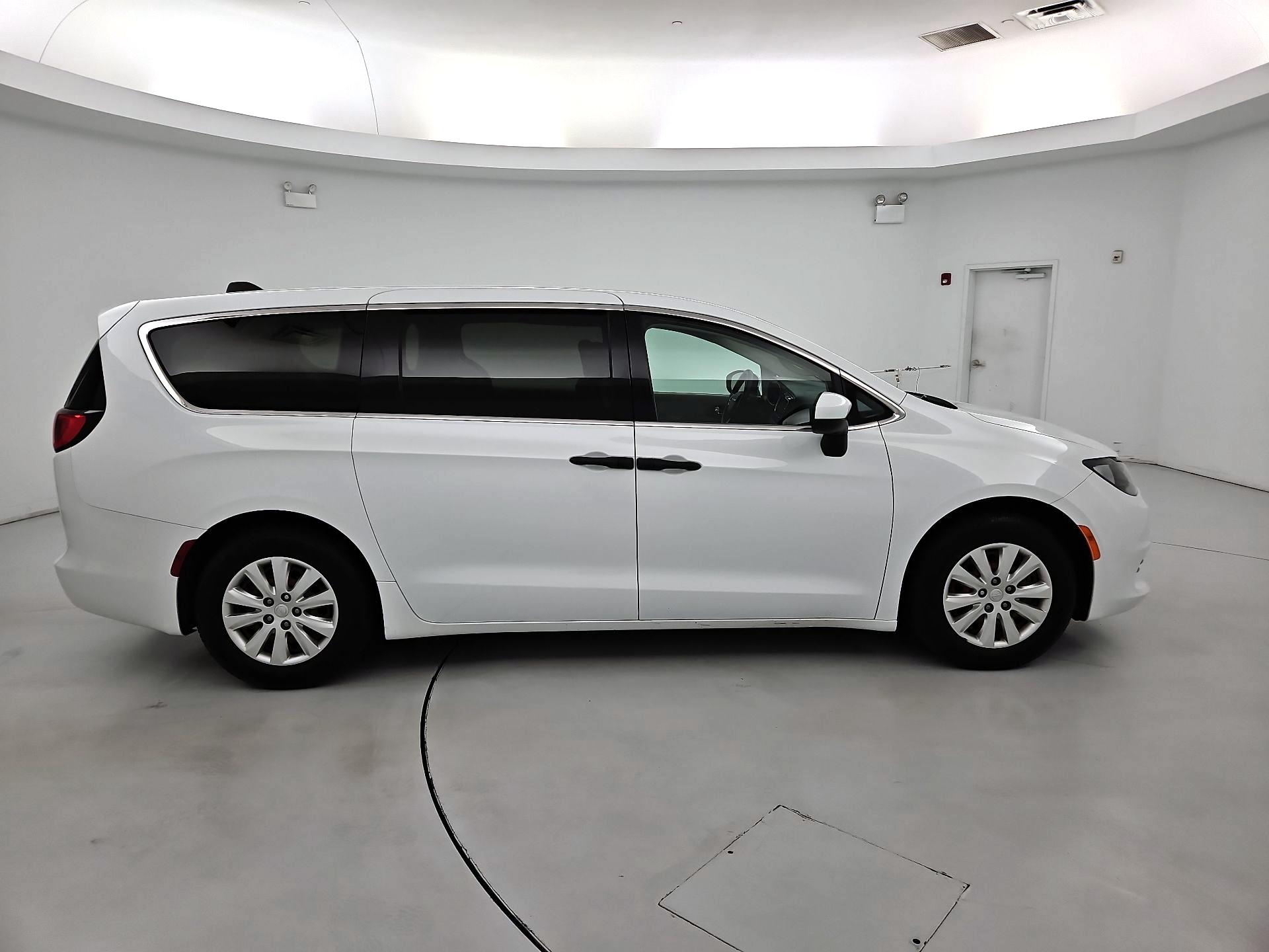 Thumbnail: 2020 Chrysler Voyager - 4