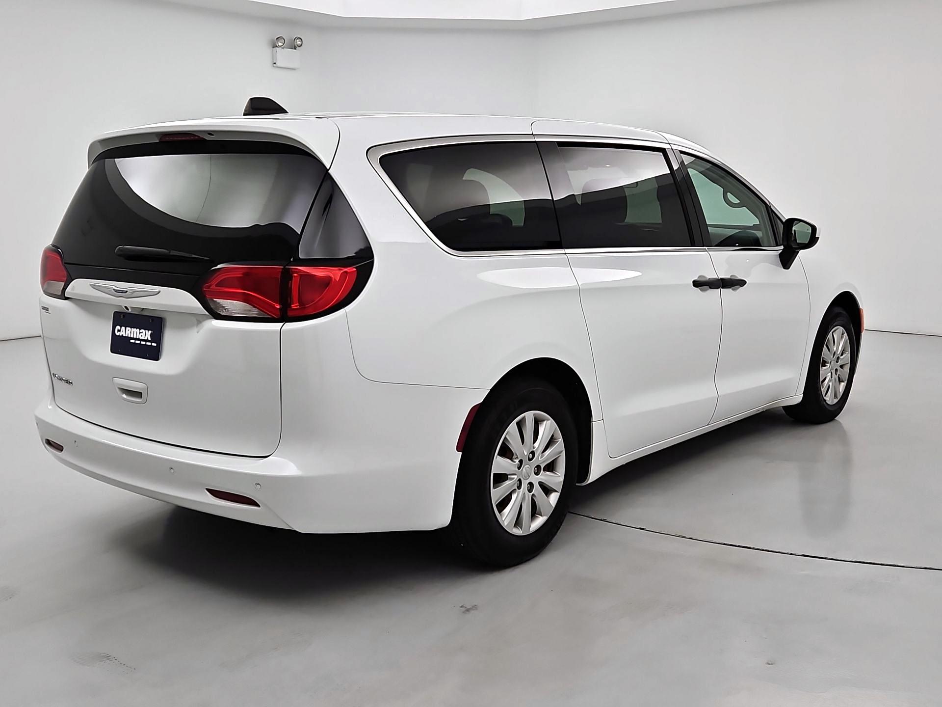 Thumbnail: 2020 Chrysler Voyager - 5