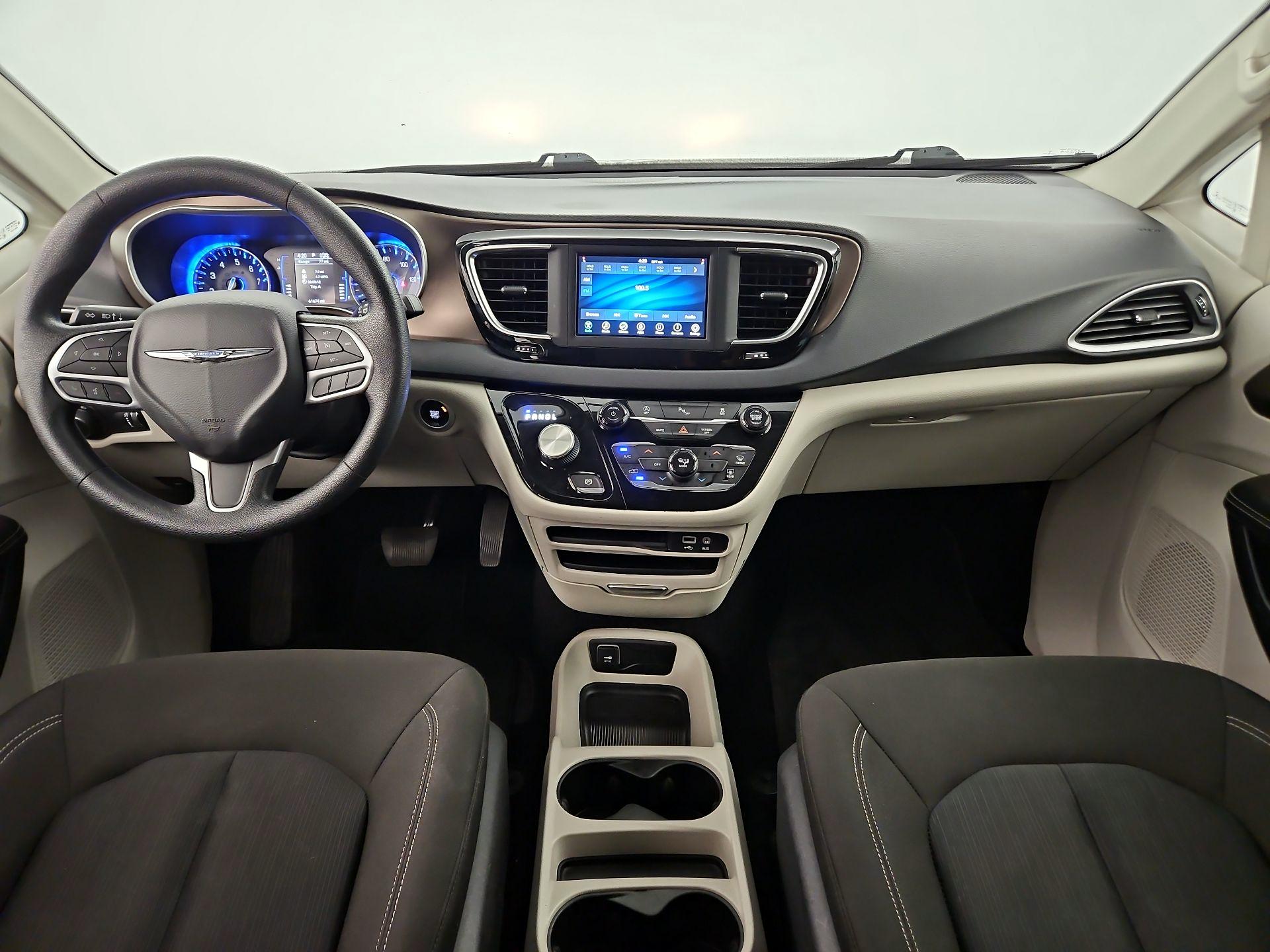 Thumbnail: 2020 Chrysler Voyager - 8