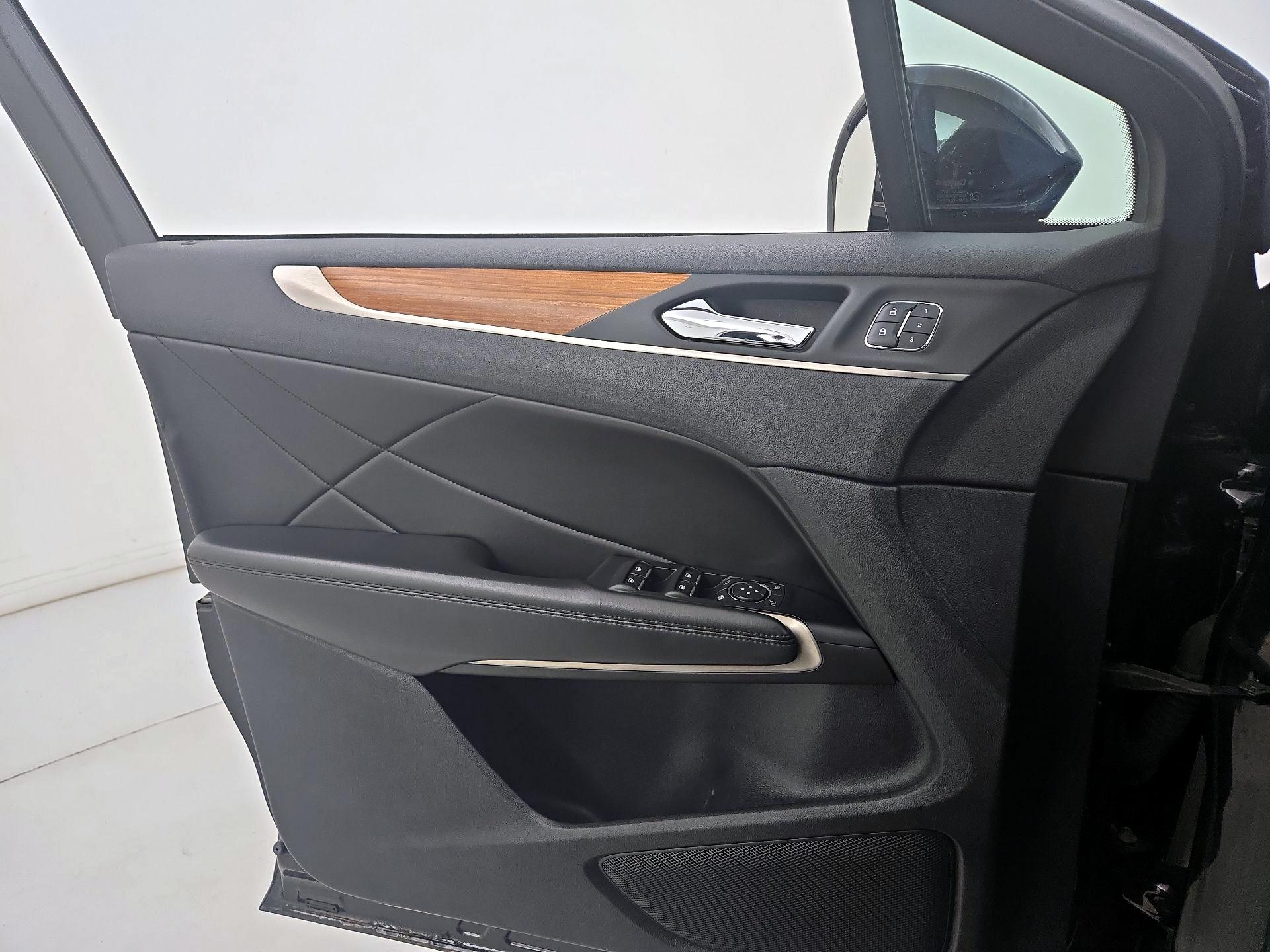 Thumbnail: 2017 Lincoln MKC - 12