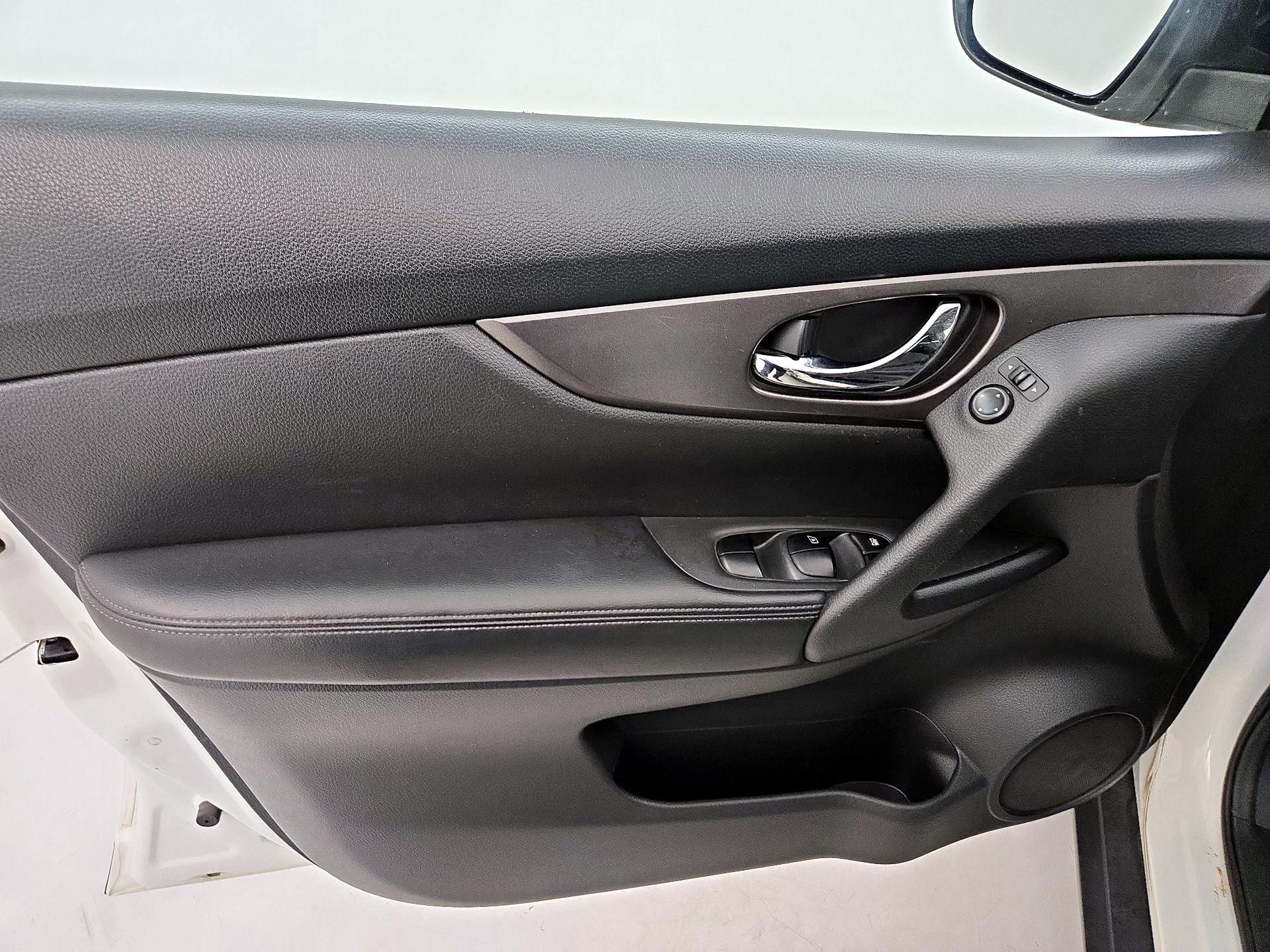 Thumbnail: 2016 Nissan Rogue - 12