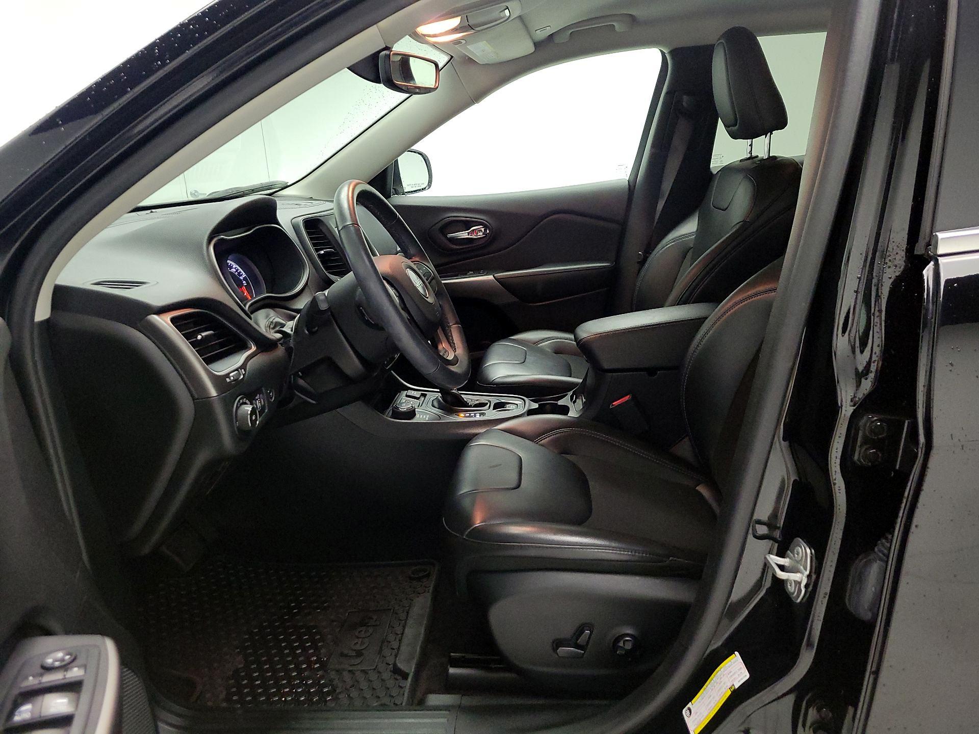 Thumbnail: 2019 Jeep Cherokee - 11