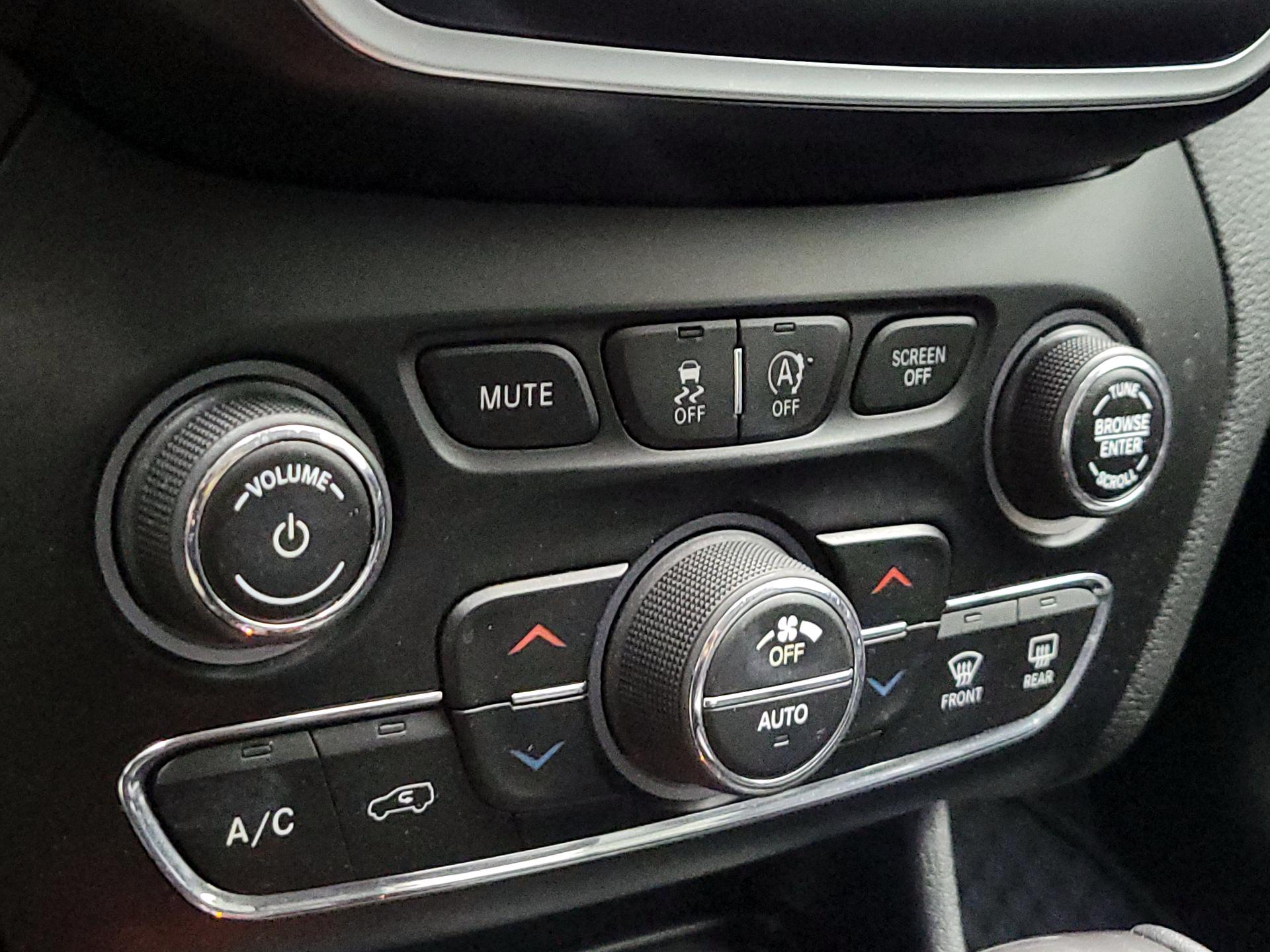 Thumbnail: 2019 Jeep Cherokee - 16