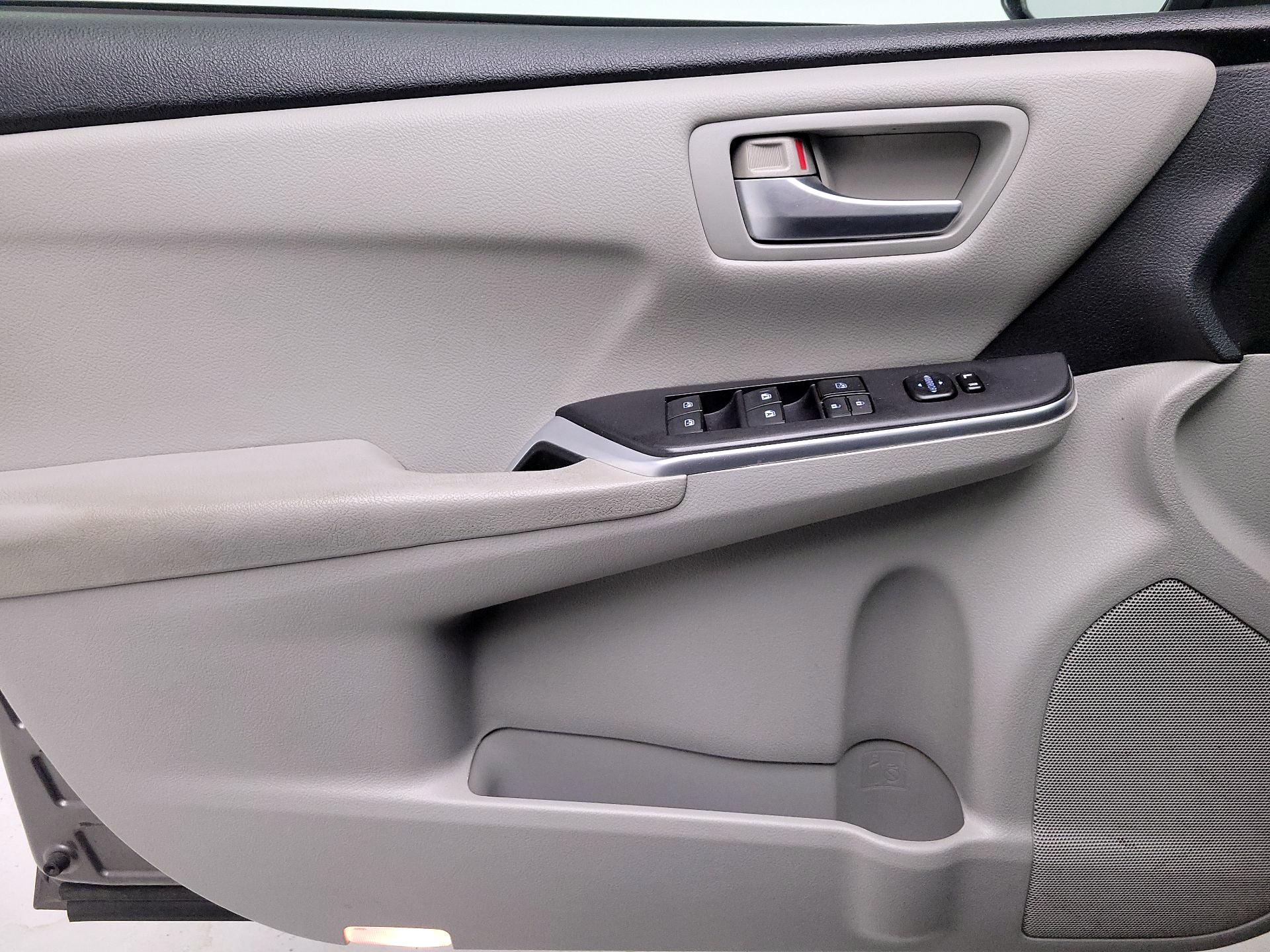Thumbnail: 2015 Toyota Camry - 12