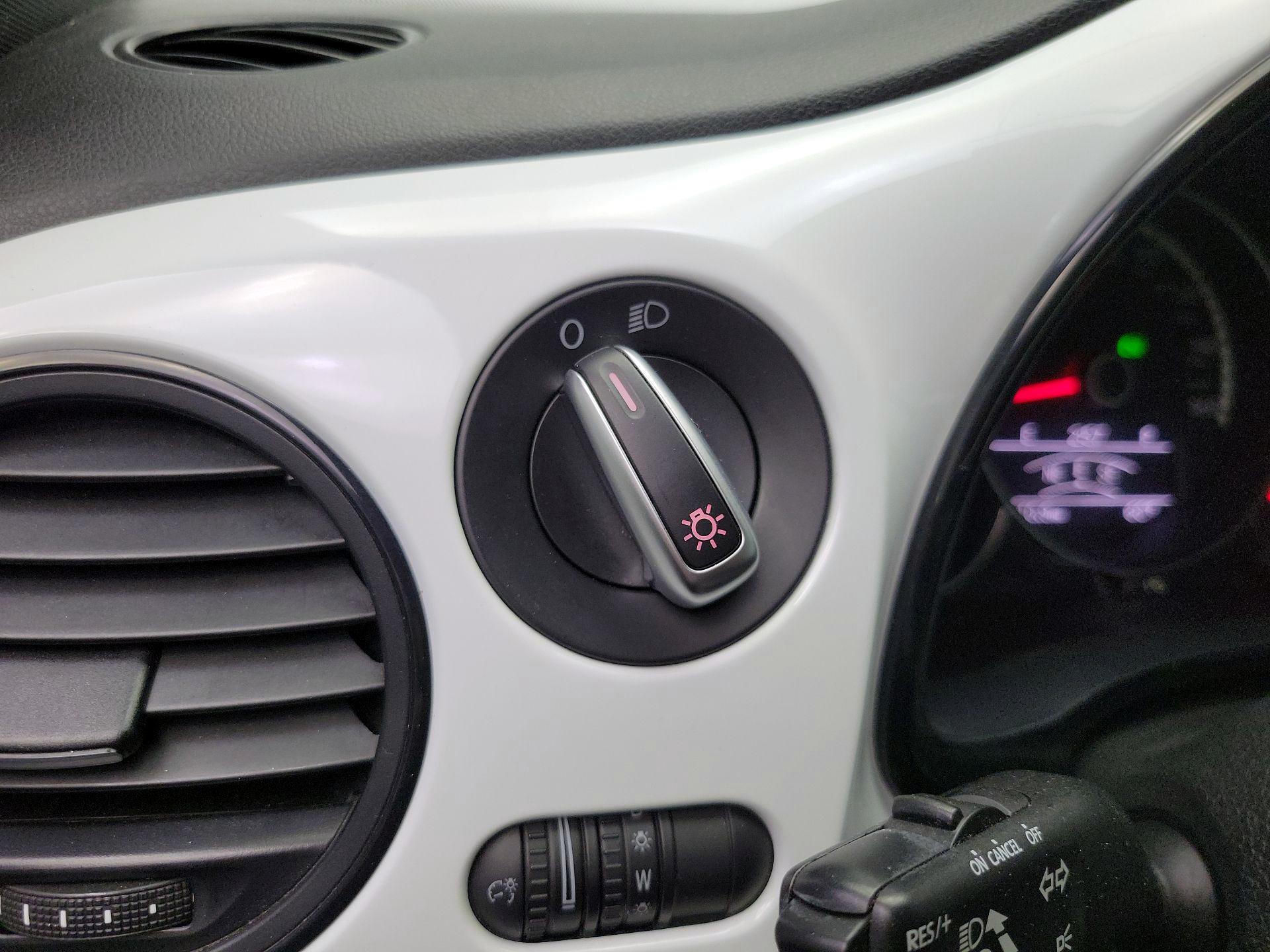 Thumbnail: 2015 Volkswagen Beetle - 13