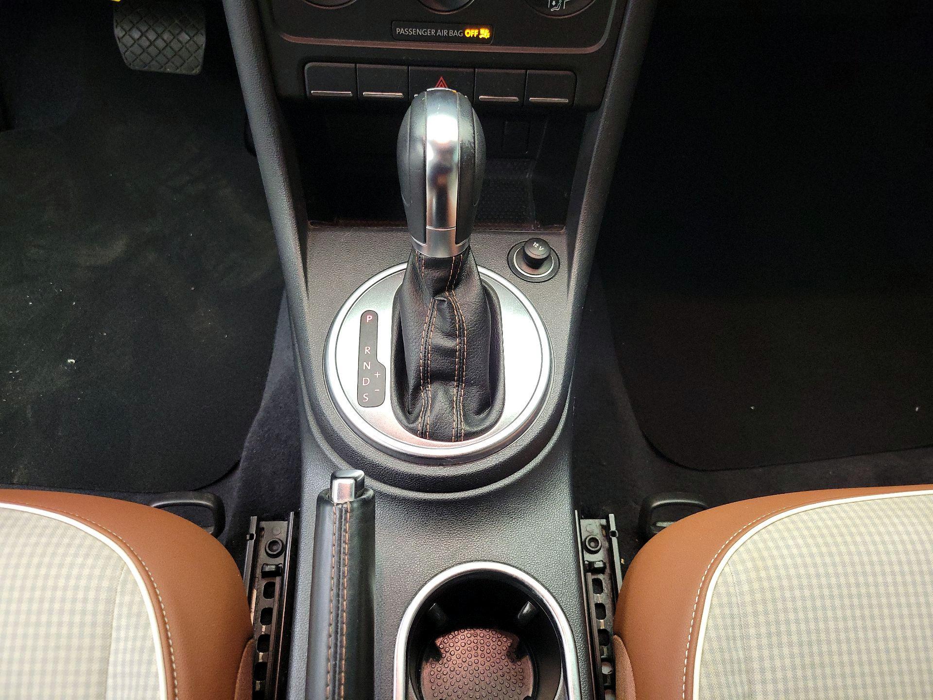 Thumbnail: 2015 Volkswagen Beetle - 16