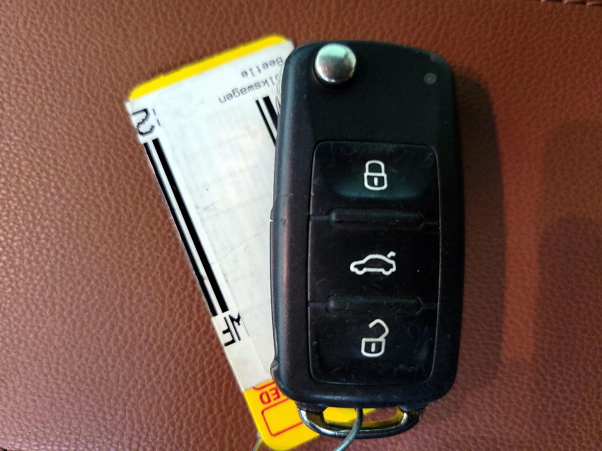 Thumbnail: 2015 Volkswagen Beetle - 20