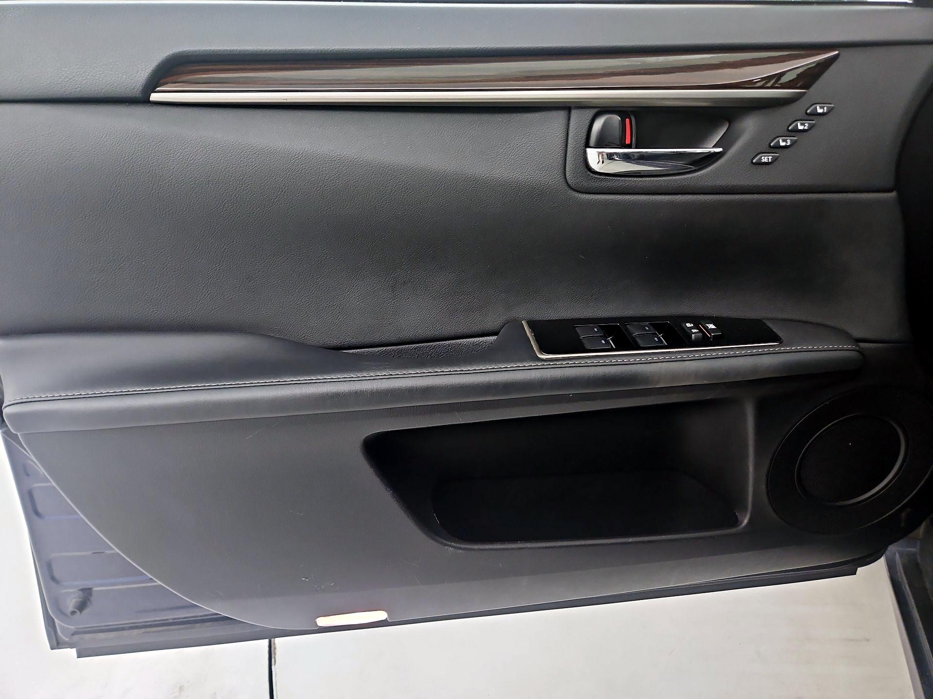 Thumbnail: 2016 Lexus ES - 10
