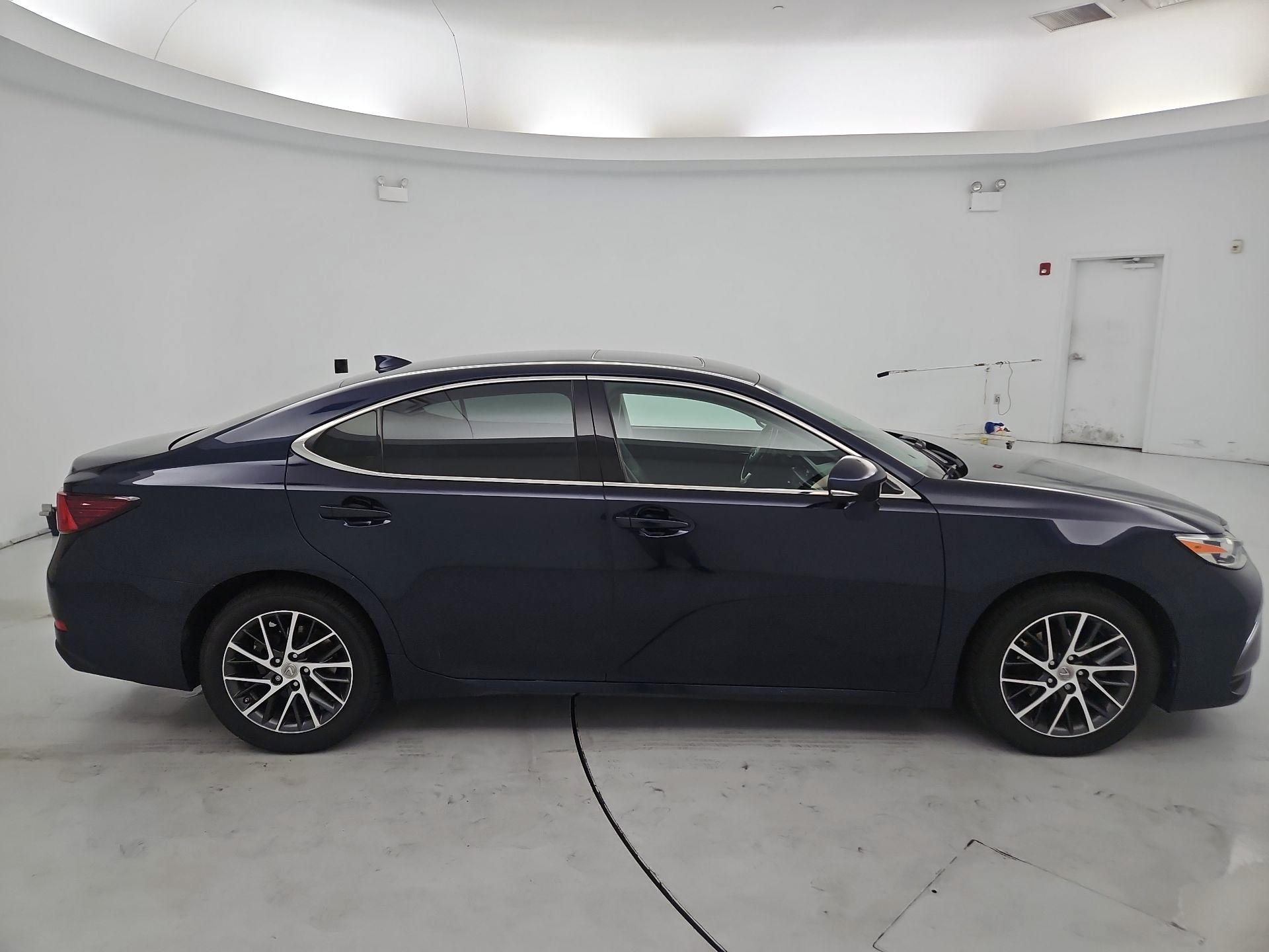 Thumbnail: 2016 Lexus ES - 4
