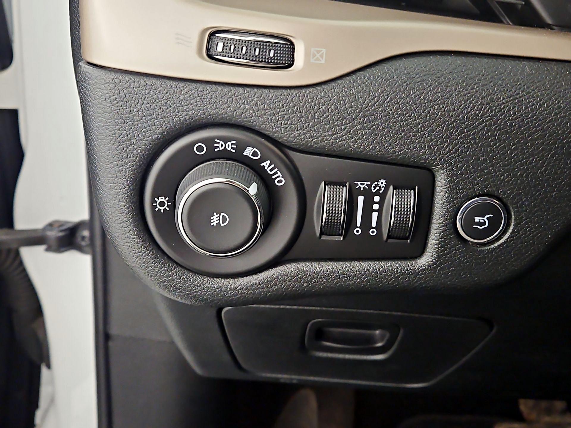Thumbnail: 2015 Jeep Cherokee - 13