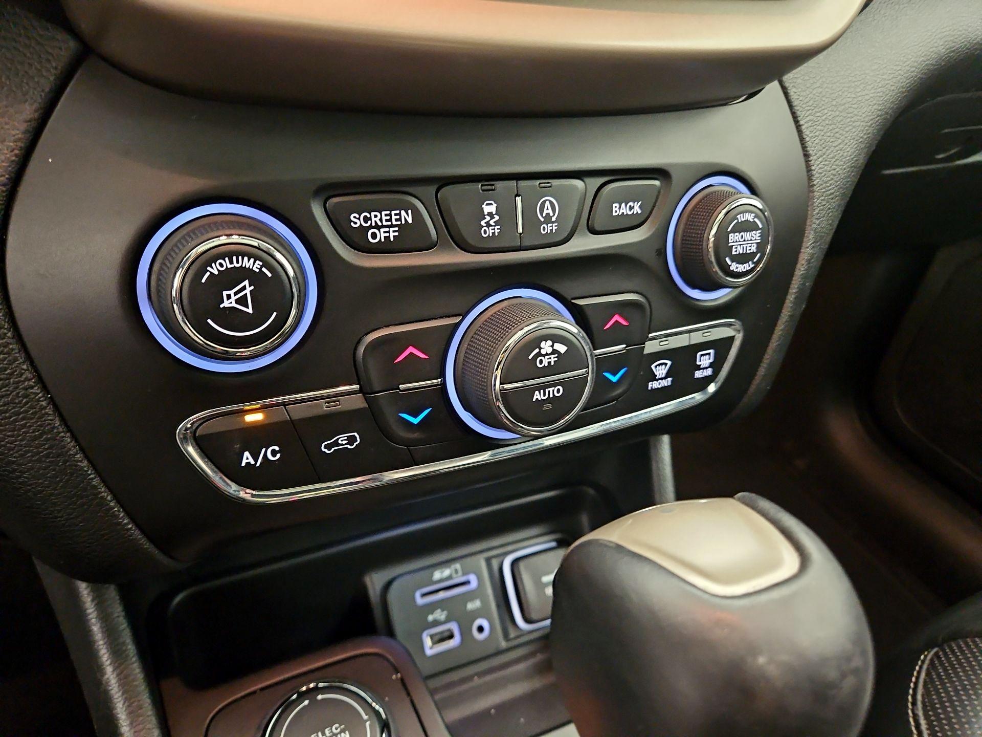 Thumbnail: 2015 Jeep Cherokee - 17