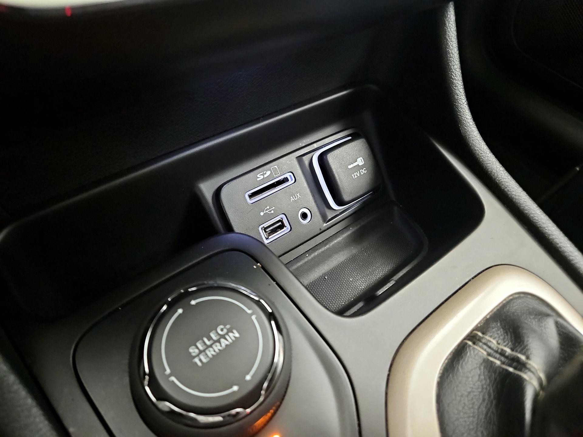 Thumbnail: 2015 Jeep Cherokee - 19