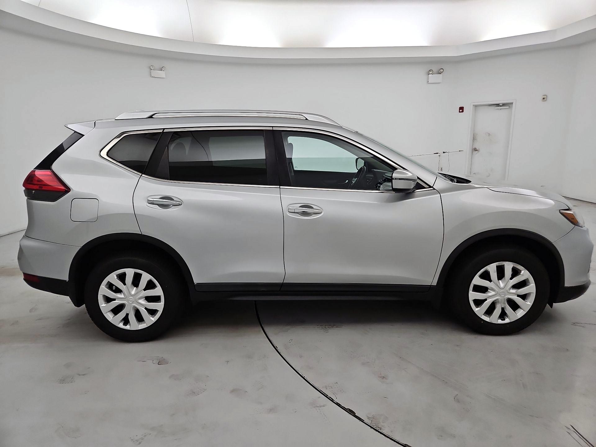 Thumbnail: 2017 Nissan Rogue - 4
