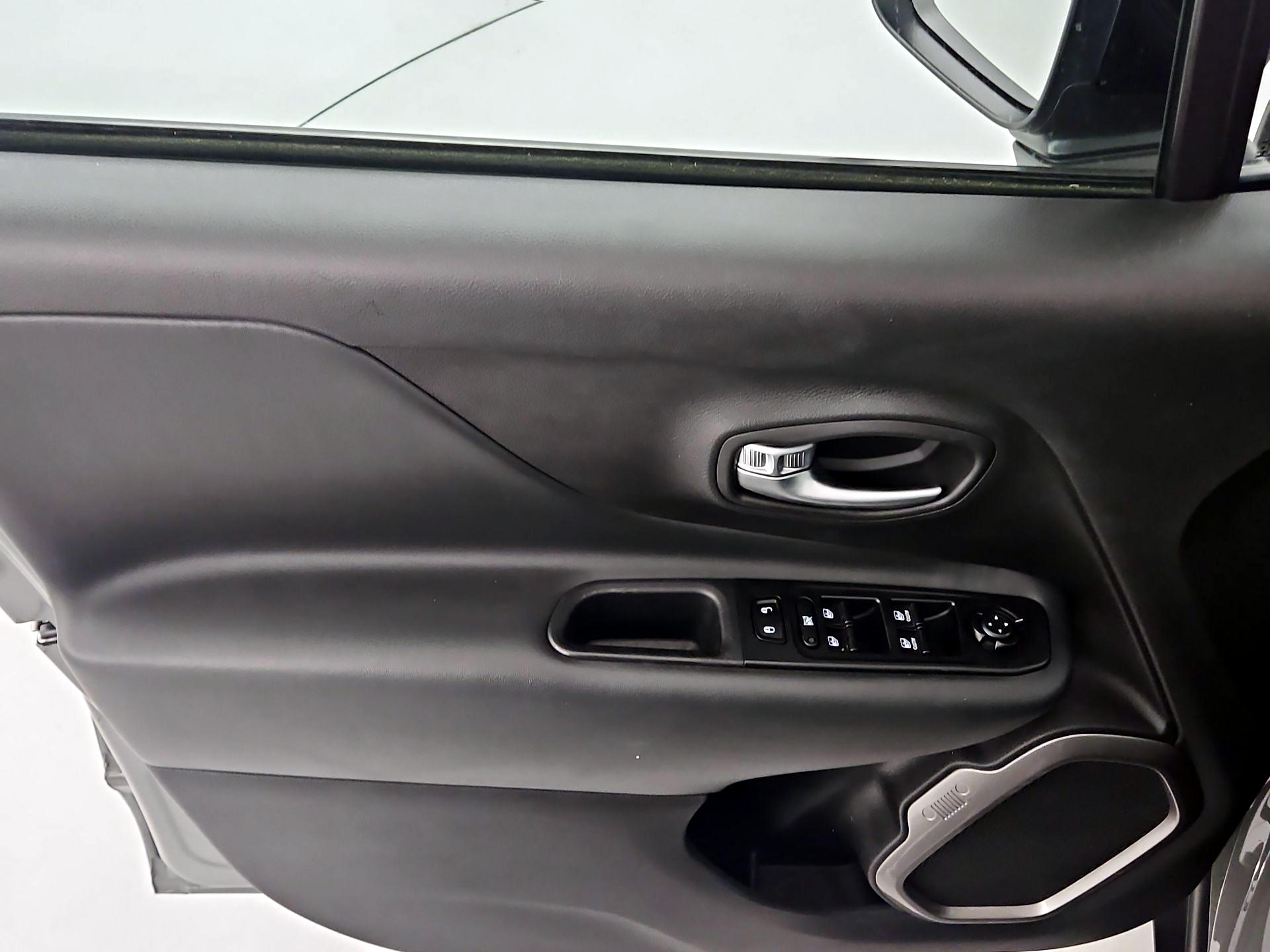 Thumbnail: 2022 Jeep Renegade - 10
