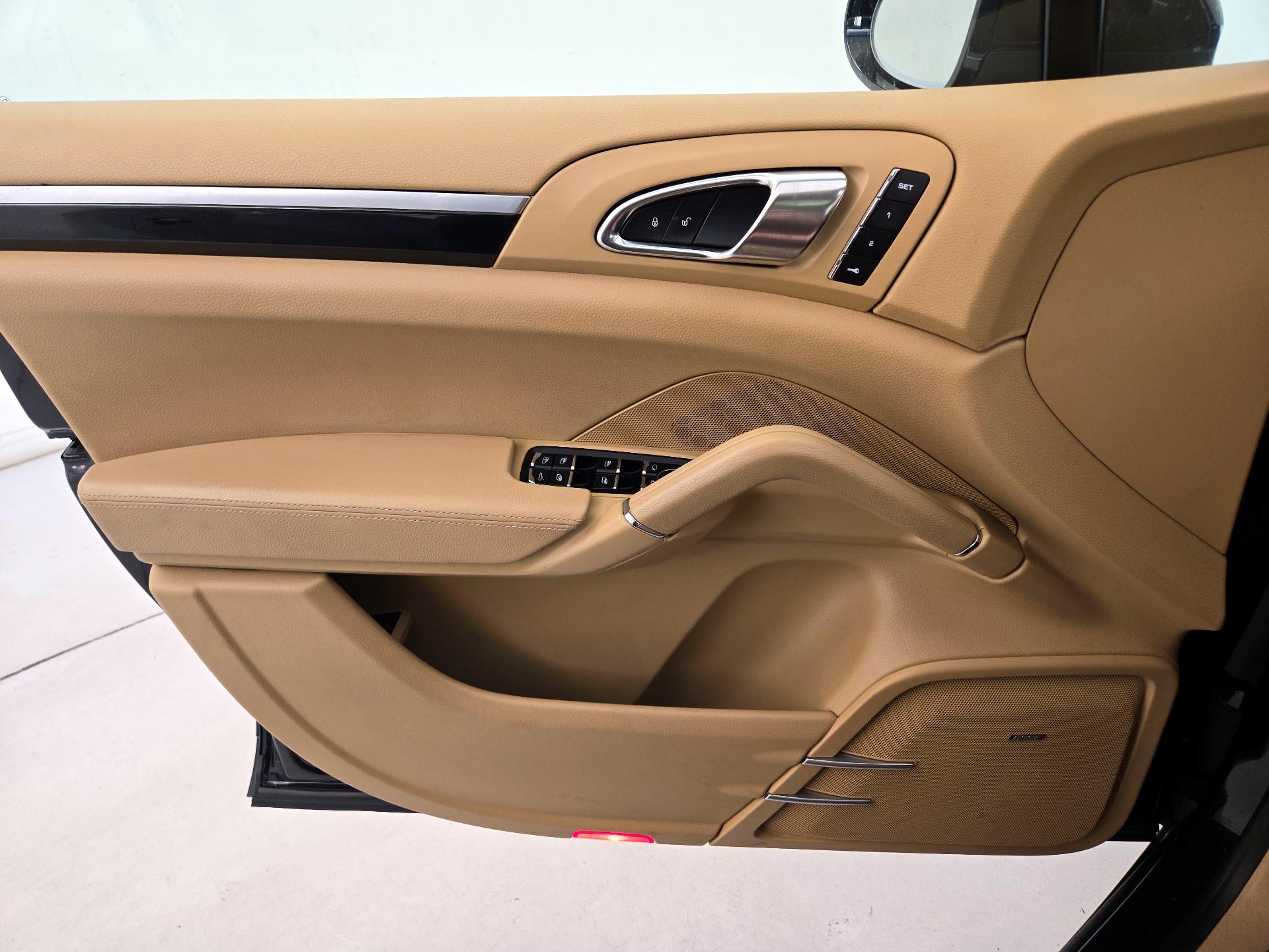 Thumbnail: 2016 Porsche Cayenne - 12