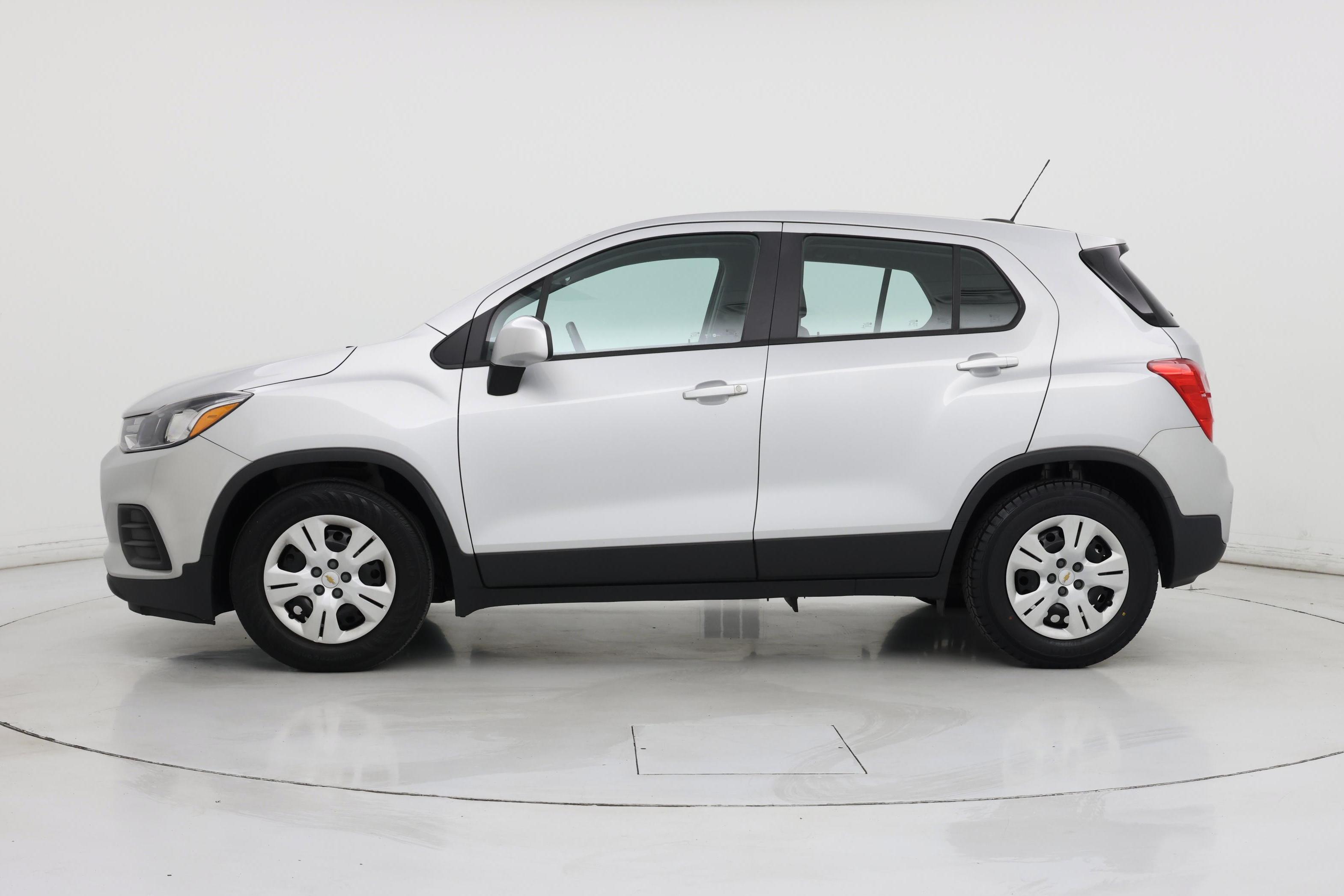 Thumbnail: 2018 Chevrolet Trax - 3