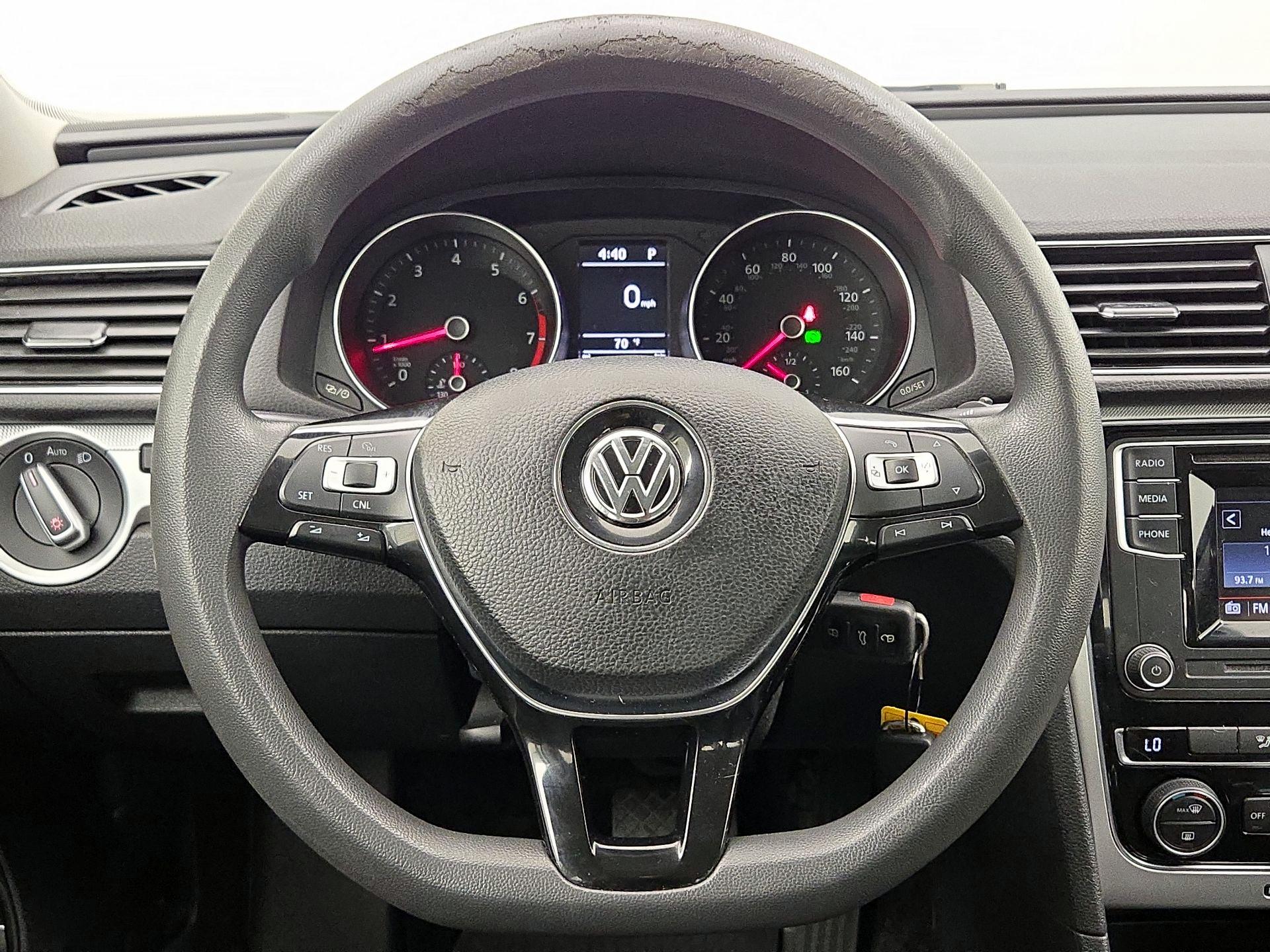 Thumbnail: 2017 Volkswagen Passat - 10