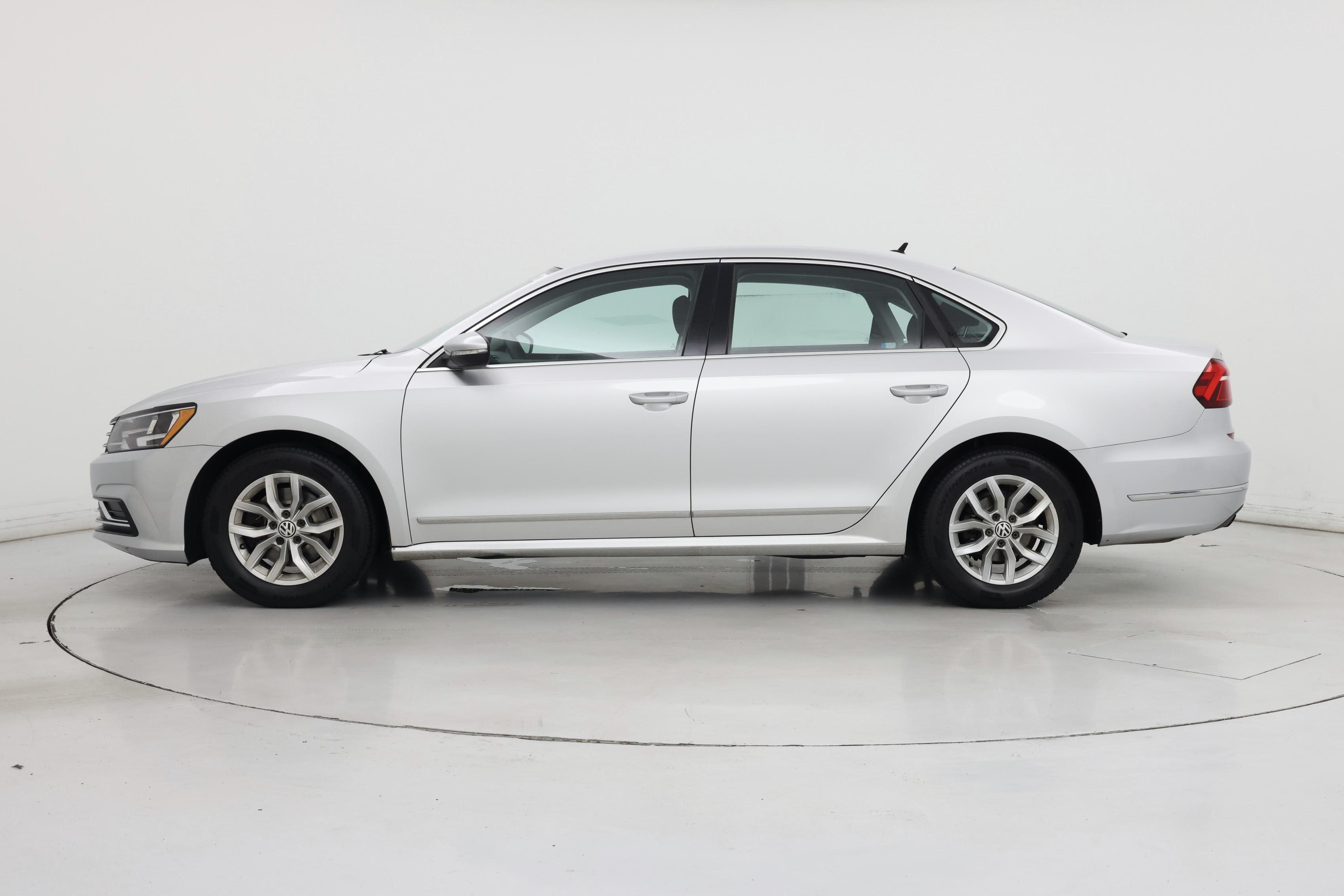 Thumbnail: 2017 Volkswagen Passat - 3