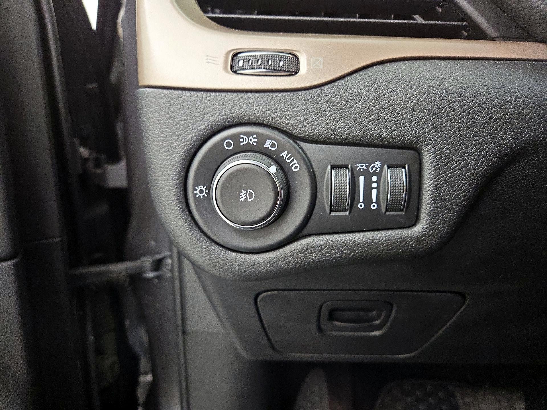 Thumbnail: 2016 Jeep Cherokee - 13