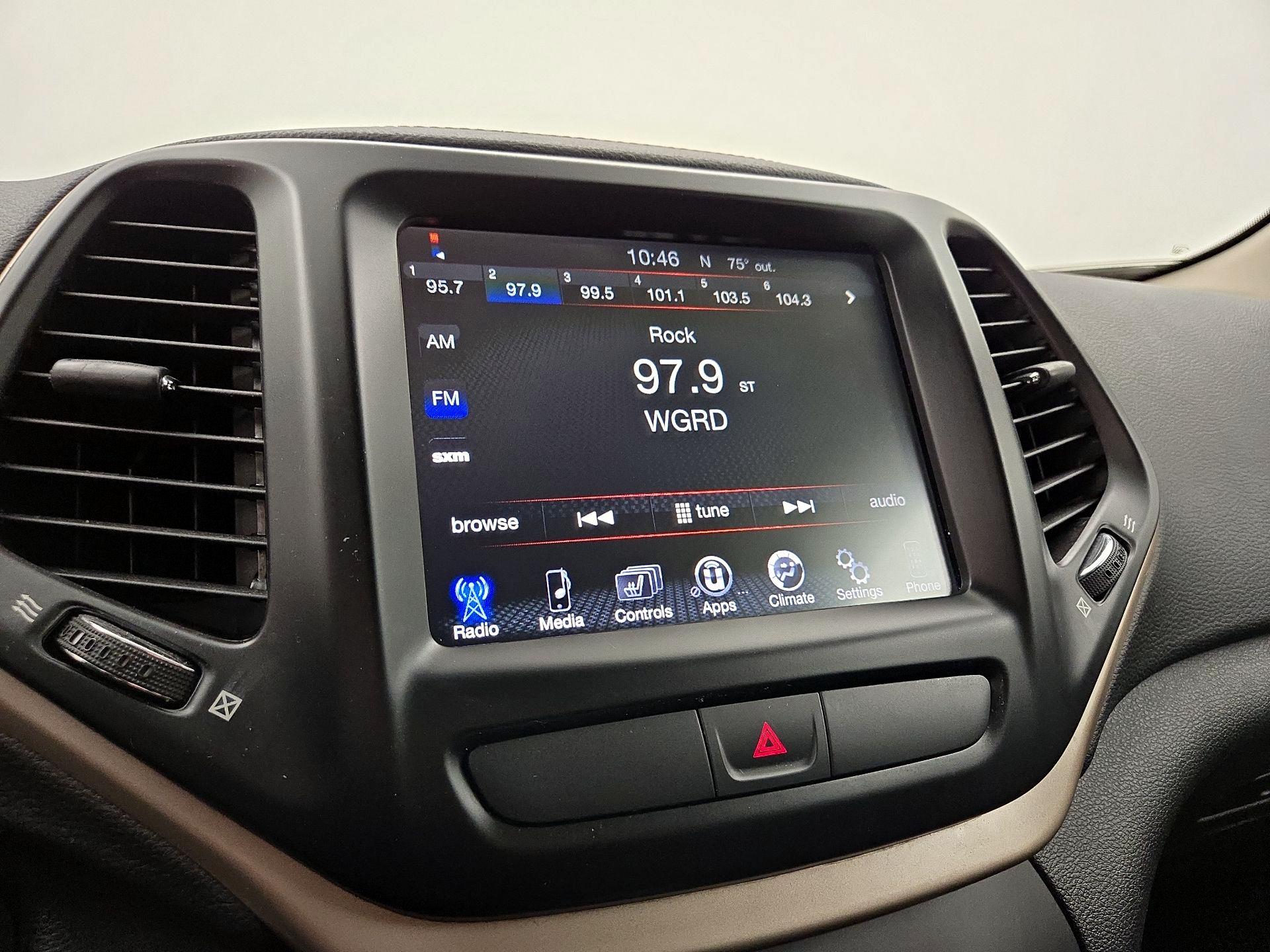 Thumbnail: 2016 Jeep Cherokee - 15