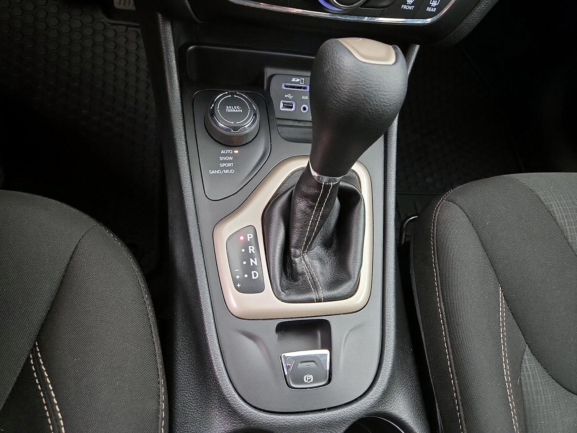 Thumbnail: 2016 Jeep Cherokee - 17