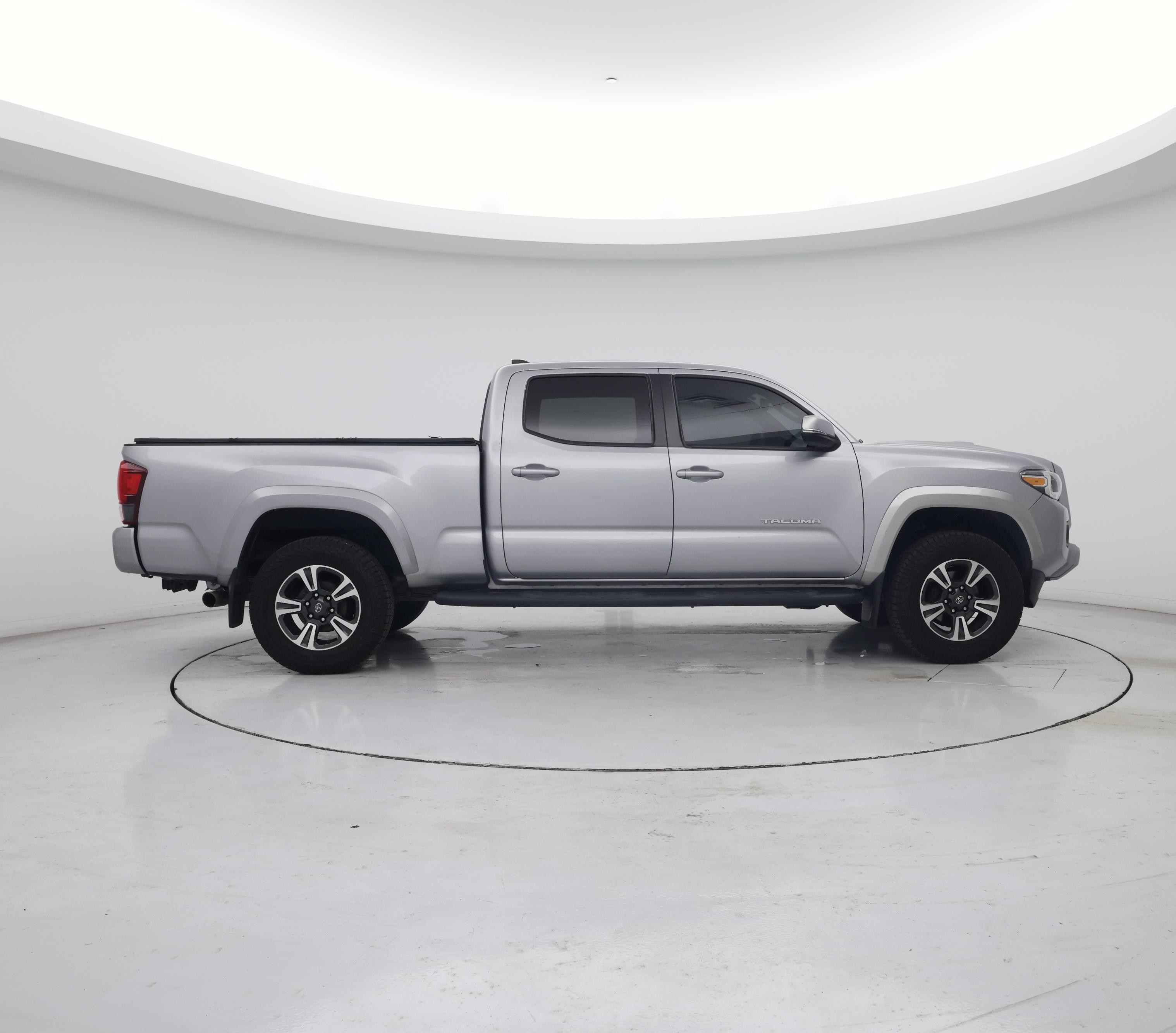 Thumbnail: 2018 Toyota Tacoma - 7
