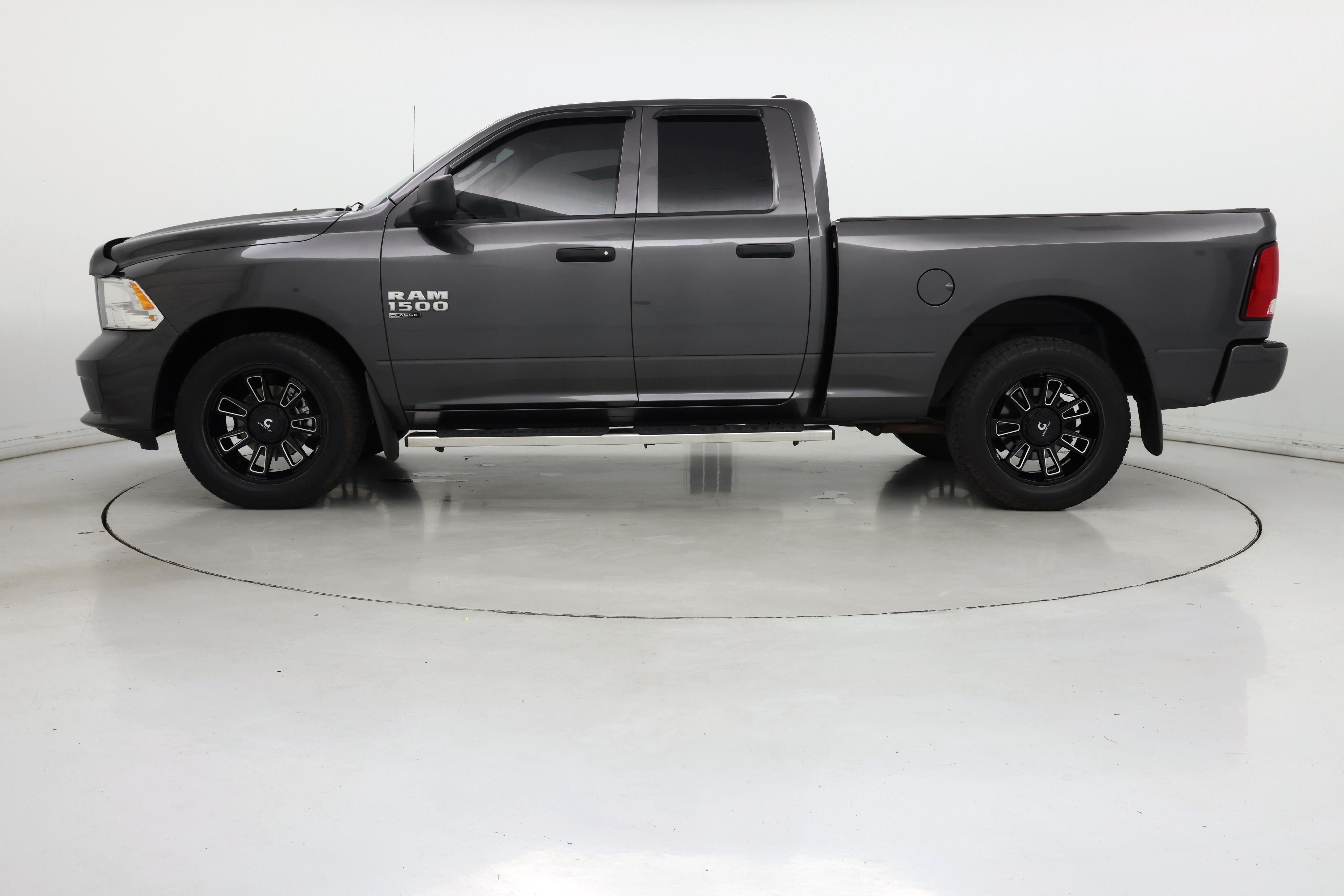 Thumbnail: 2019 RAM 1500 Classic - 3