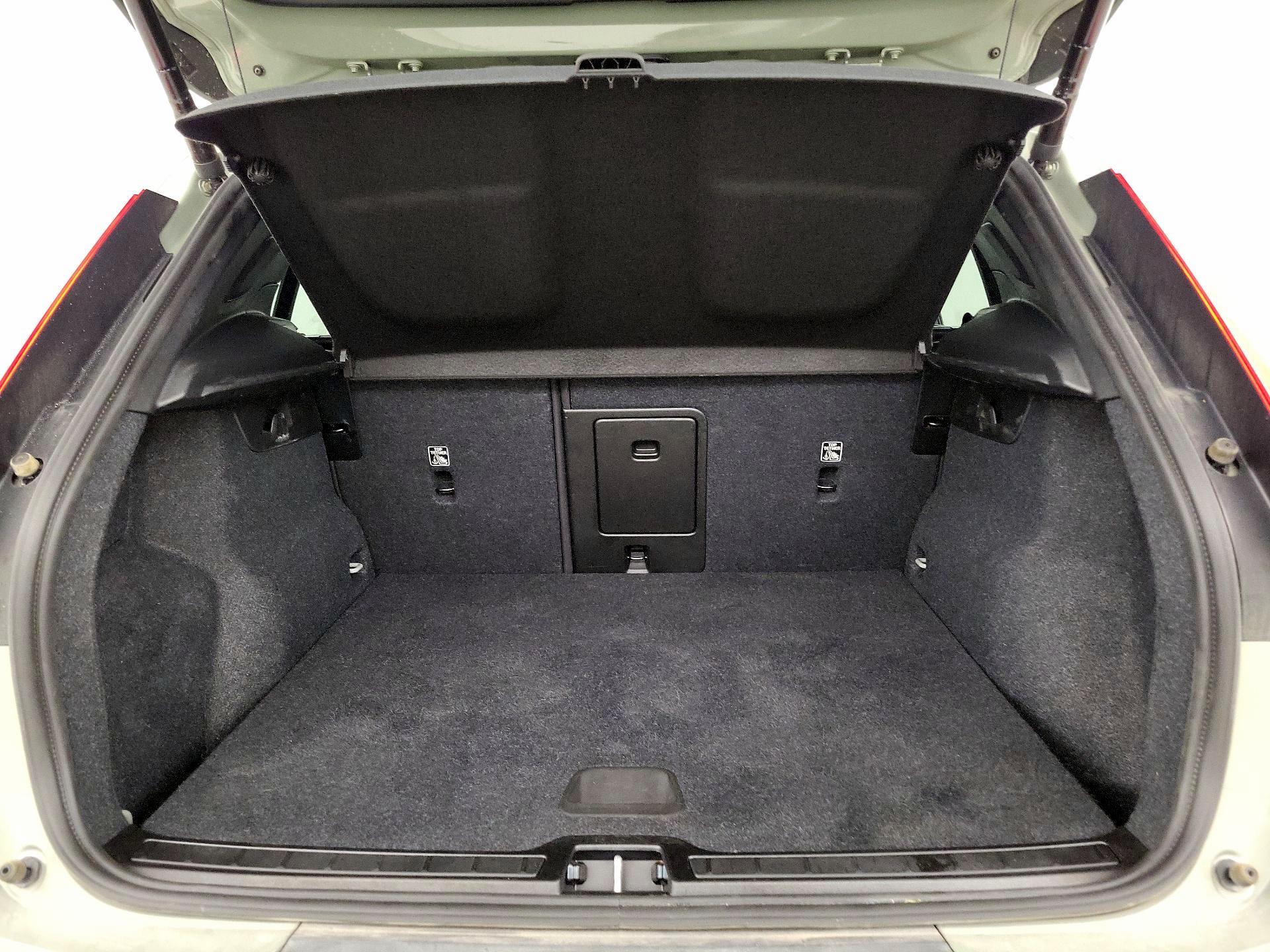 Thumbnail: 2024 Volvo XC40 - 19