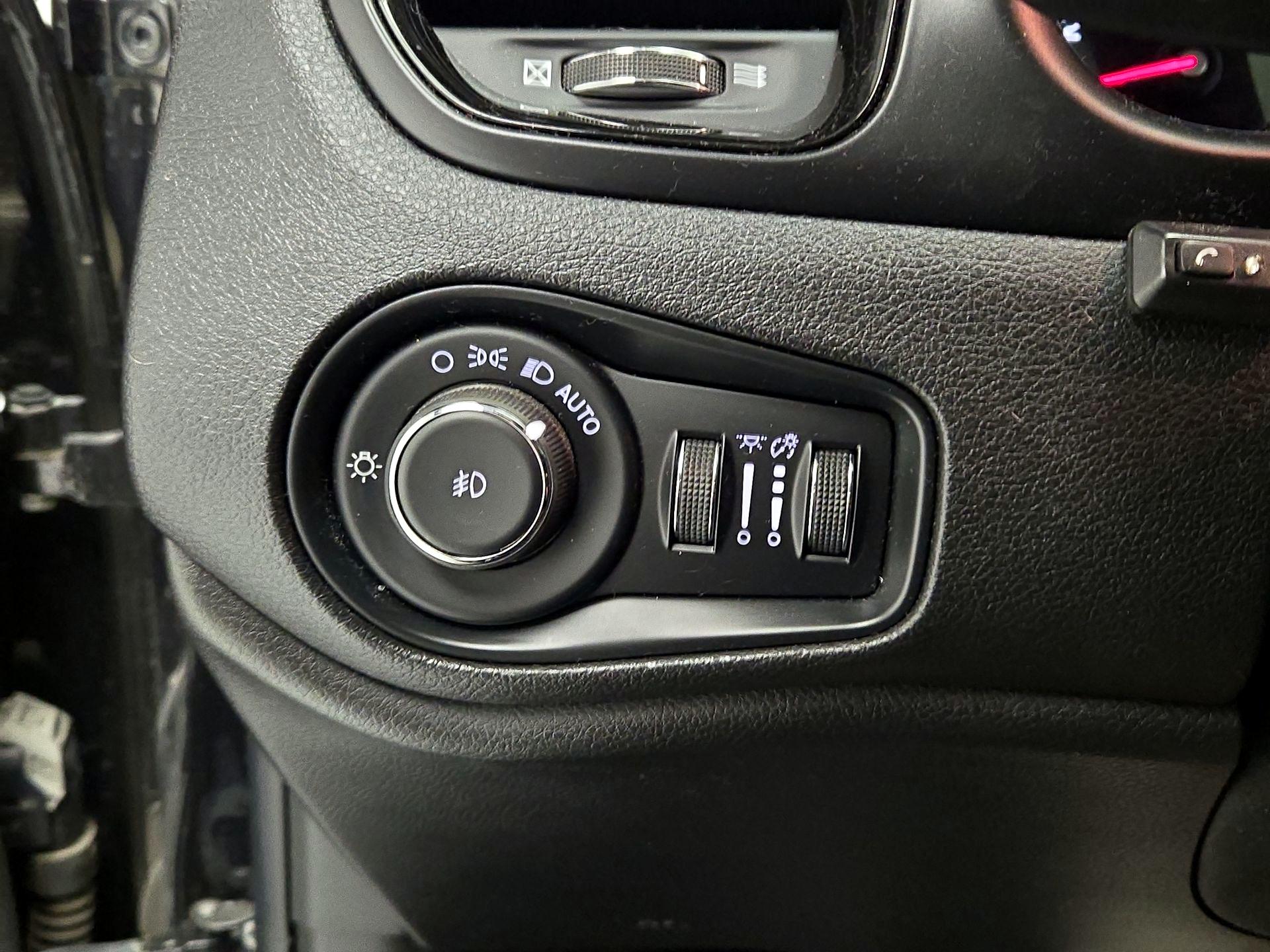 Thumbnail: 2016 Jeep Renegade - 13