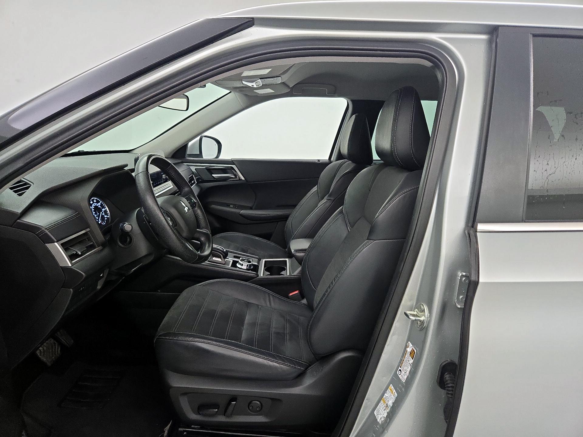 Thumbnail: 2023 Mitsubishi Outlander - 11