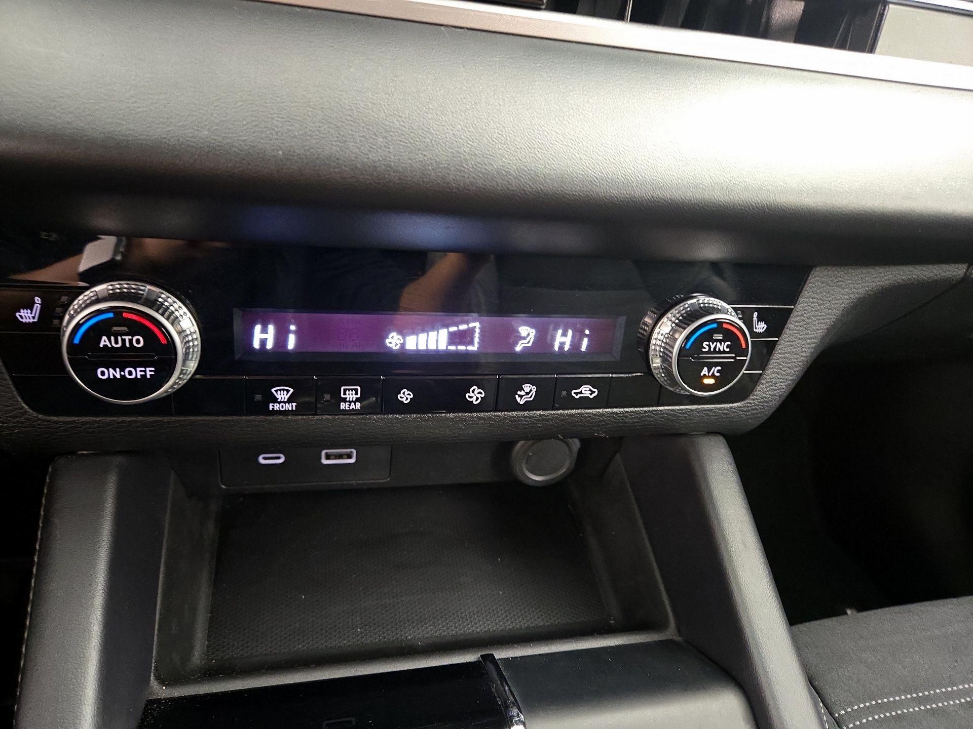 Thumbnail: 2023 Mitsubishi Outlander - 17