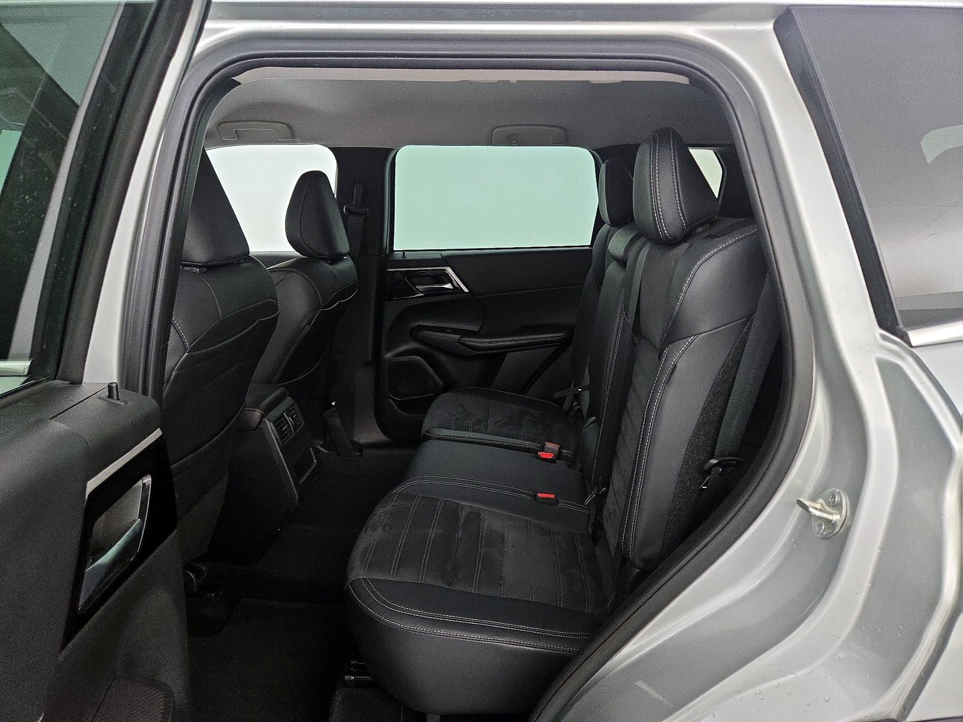 Thumbnail: 2023 Mitsubishi Outlander - 20